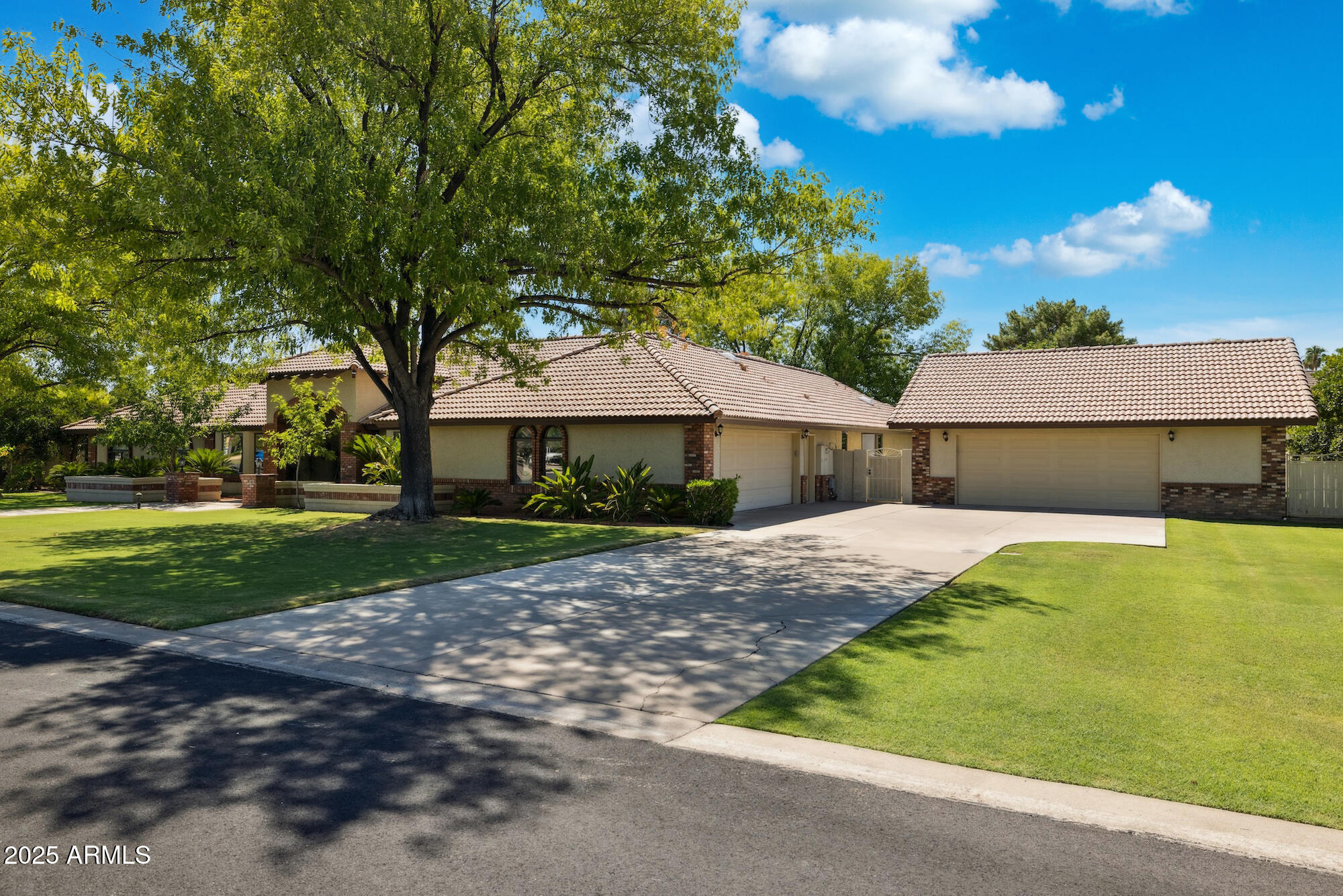 3751 E MINTON Place
