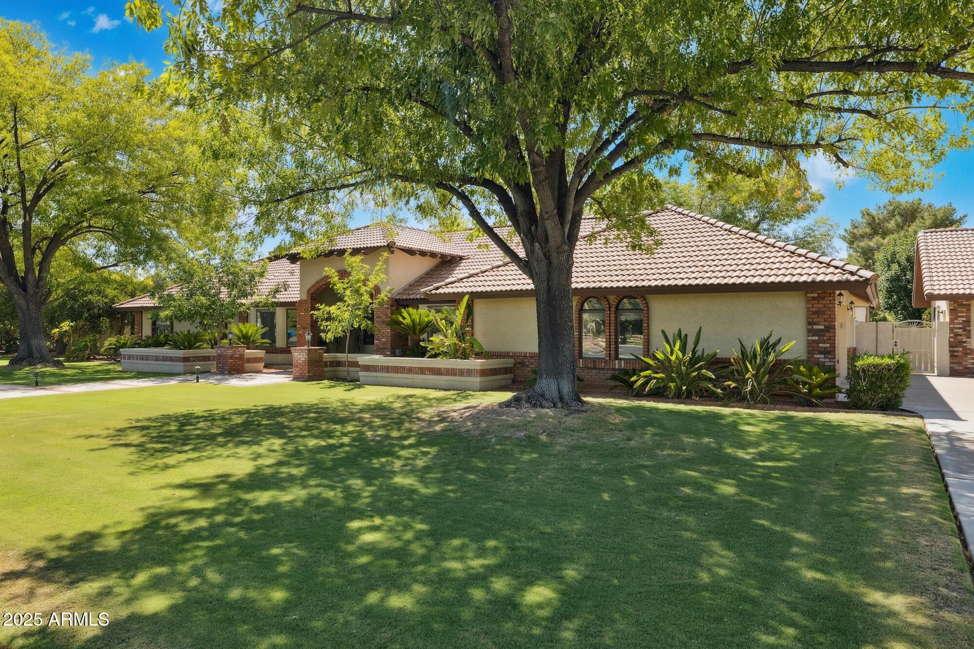 3751 E MINTON Place