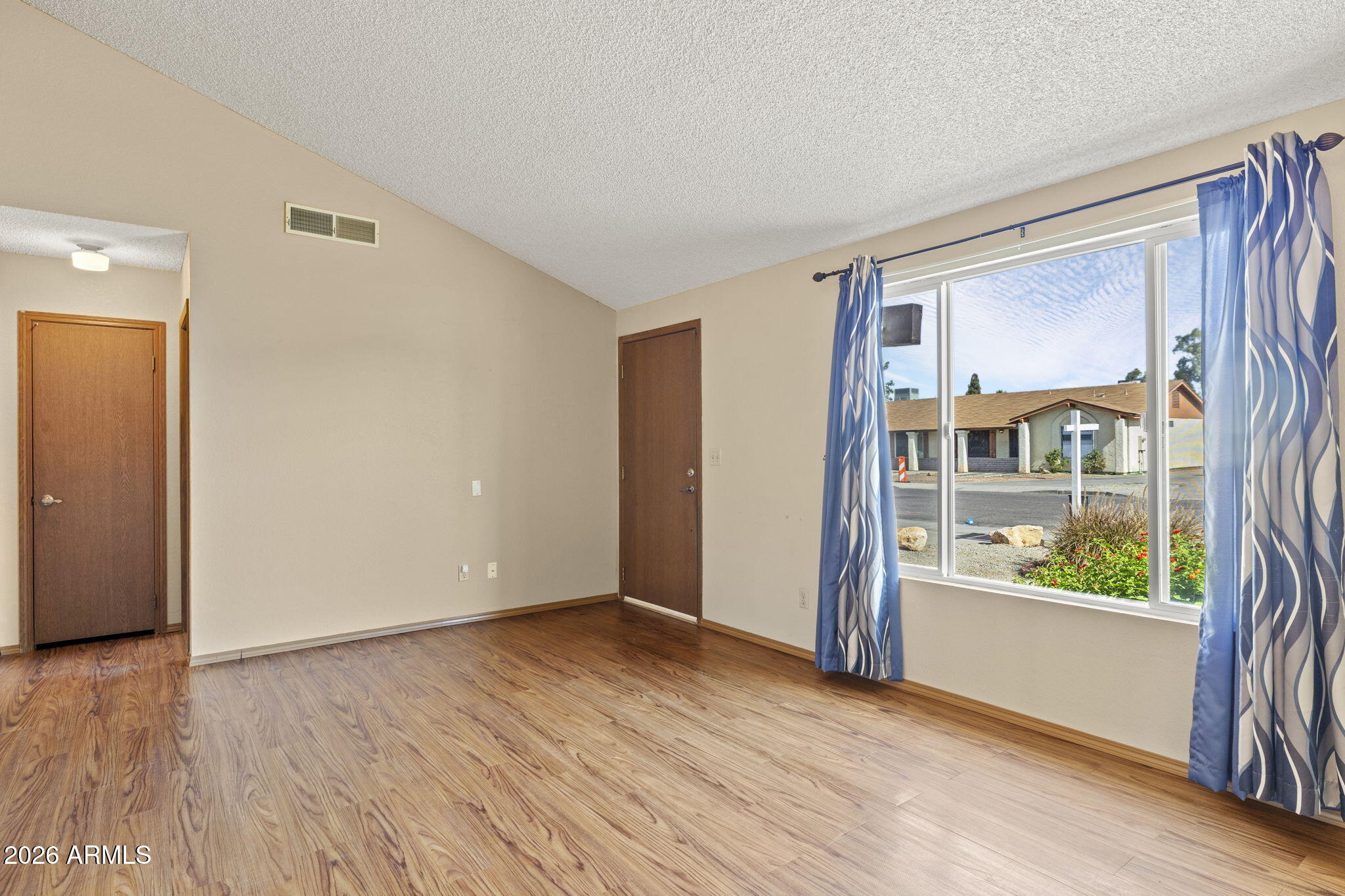 5123 W WILLOW Avenue