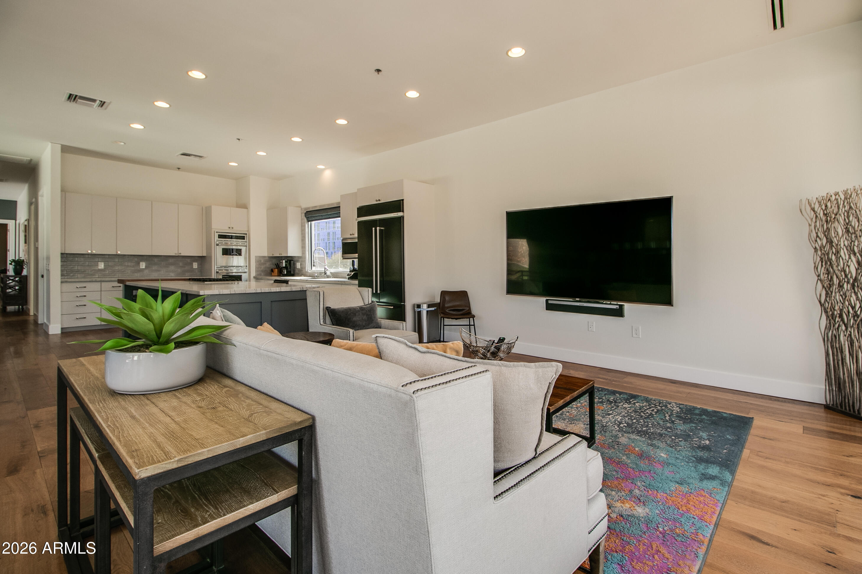 4201 N MARSHALL Way 2000