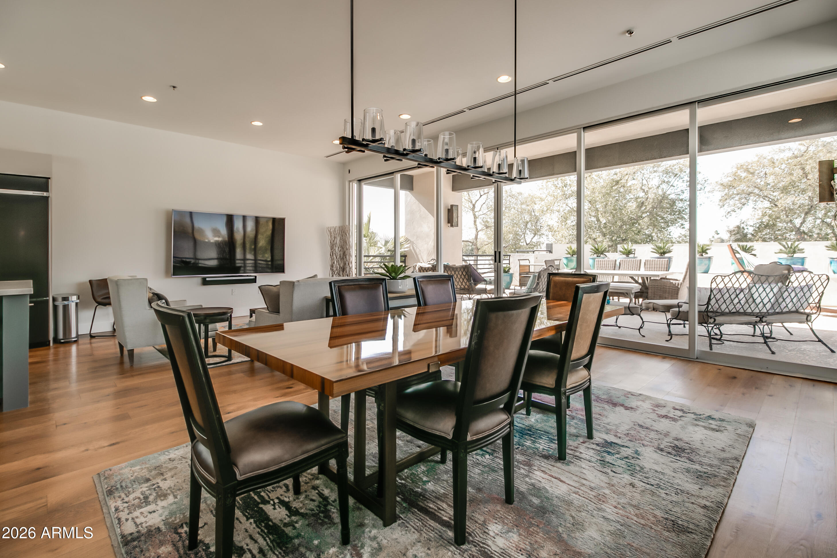 4201 N MARSHALL Way 2000