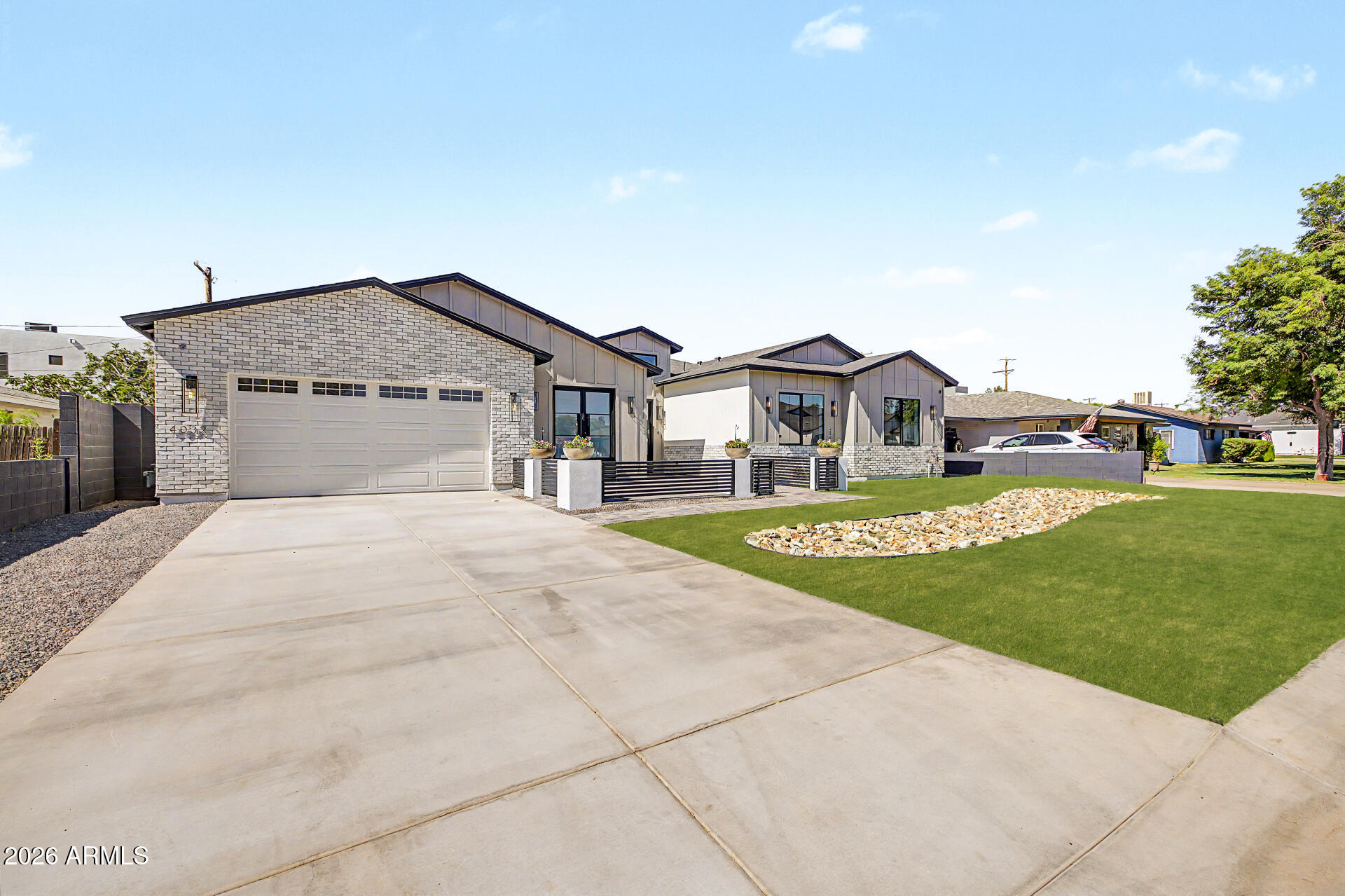 4032 E EARLL Drive
