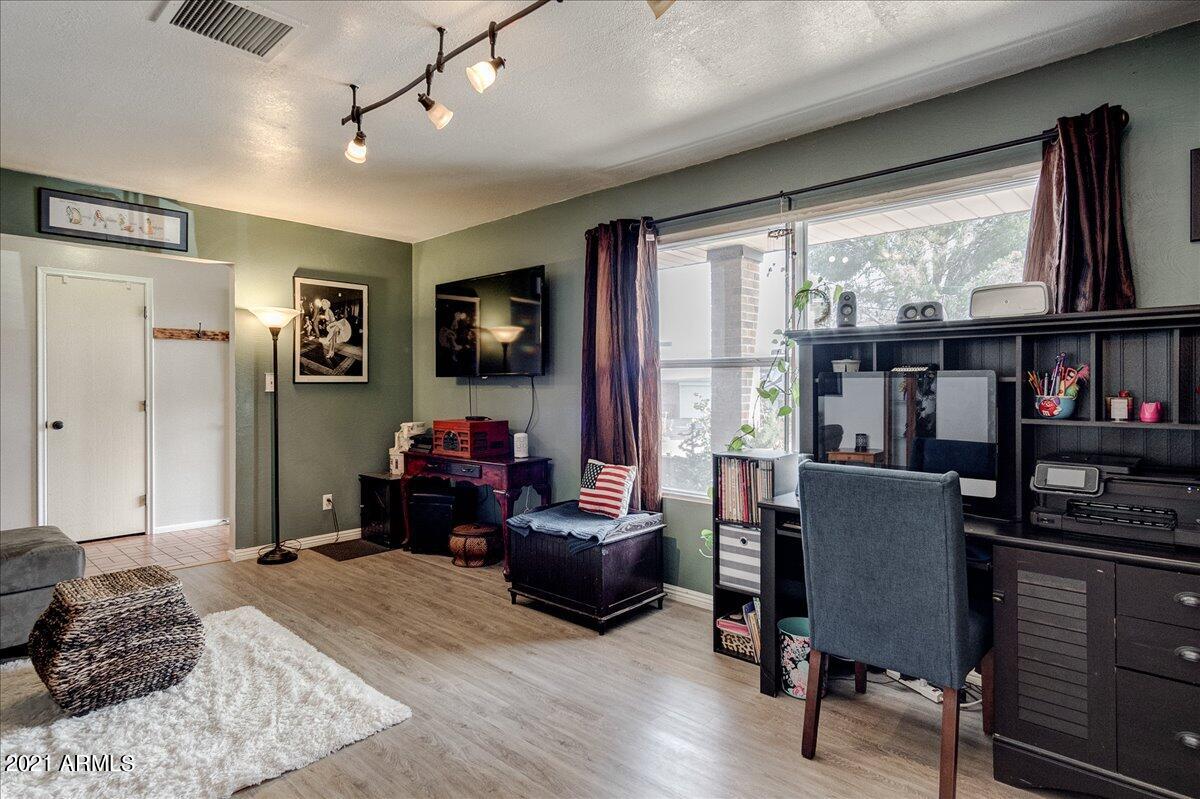 KINGS MANOR - Residential