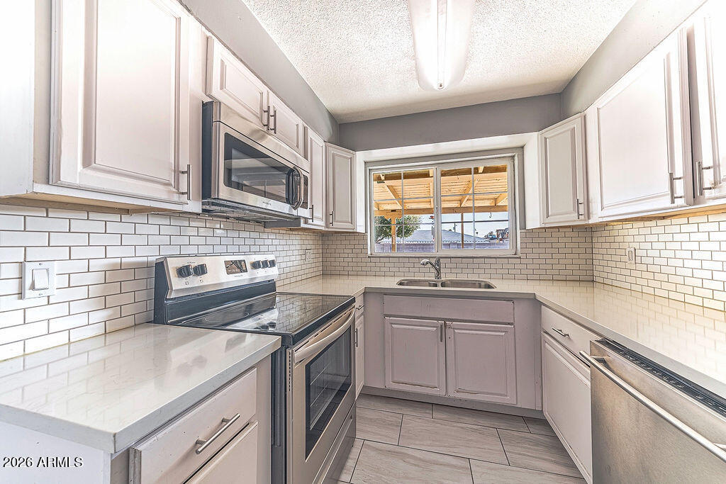 3715 W GLENDALE Avenue