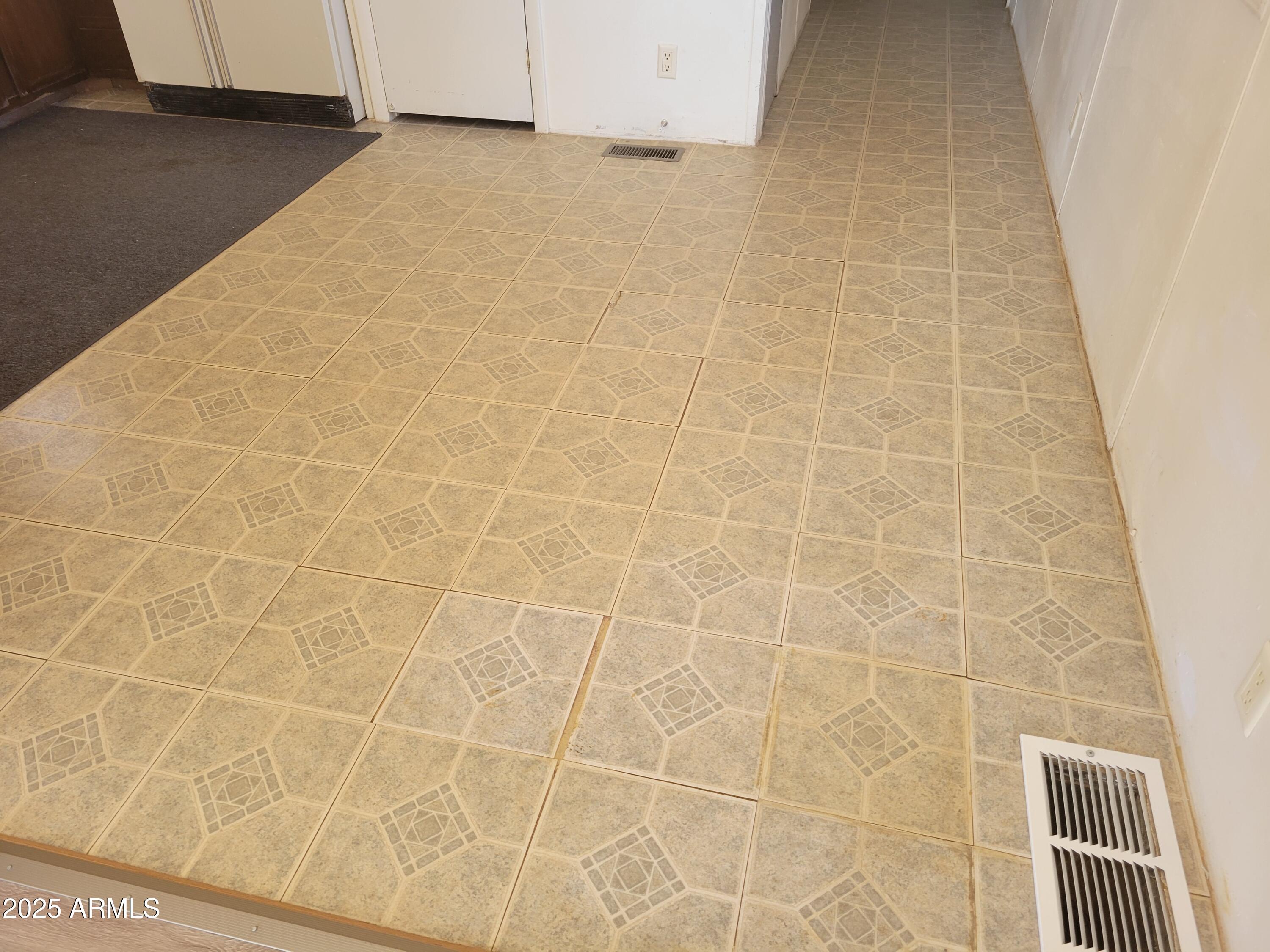 2548 N CALLE TERCERO --