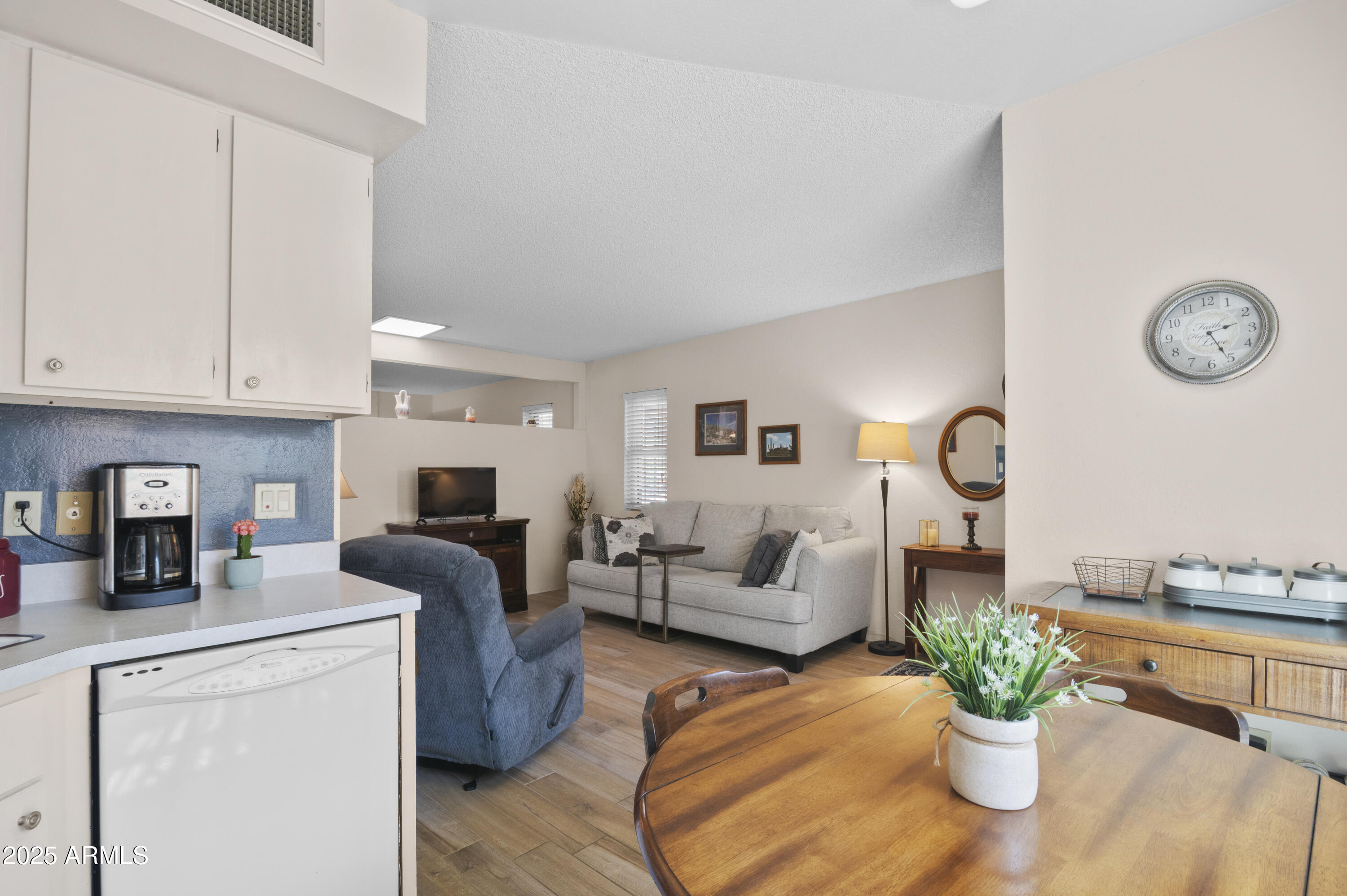 100 W CALLE DEL ANO --