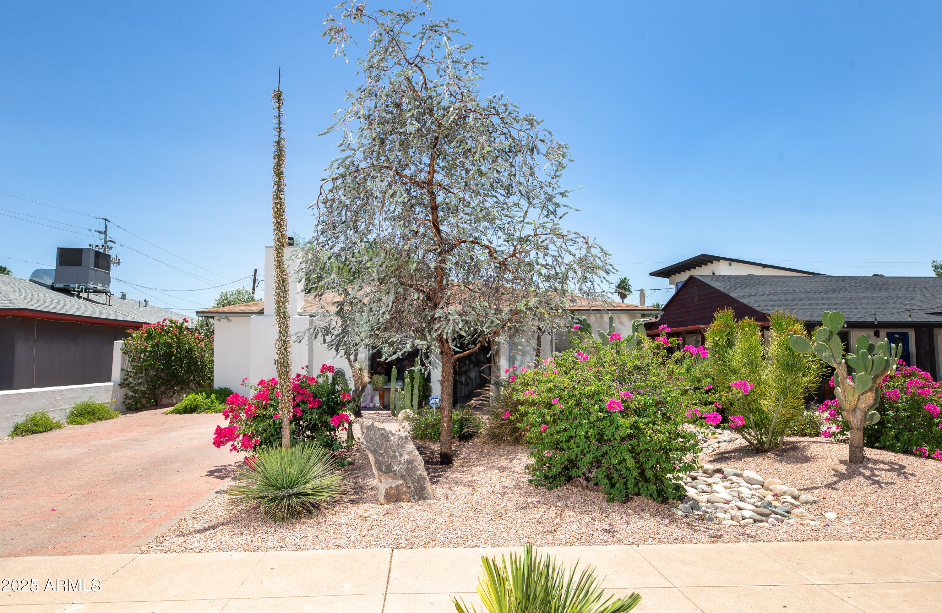 1441 E HUBBELL Street