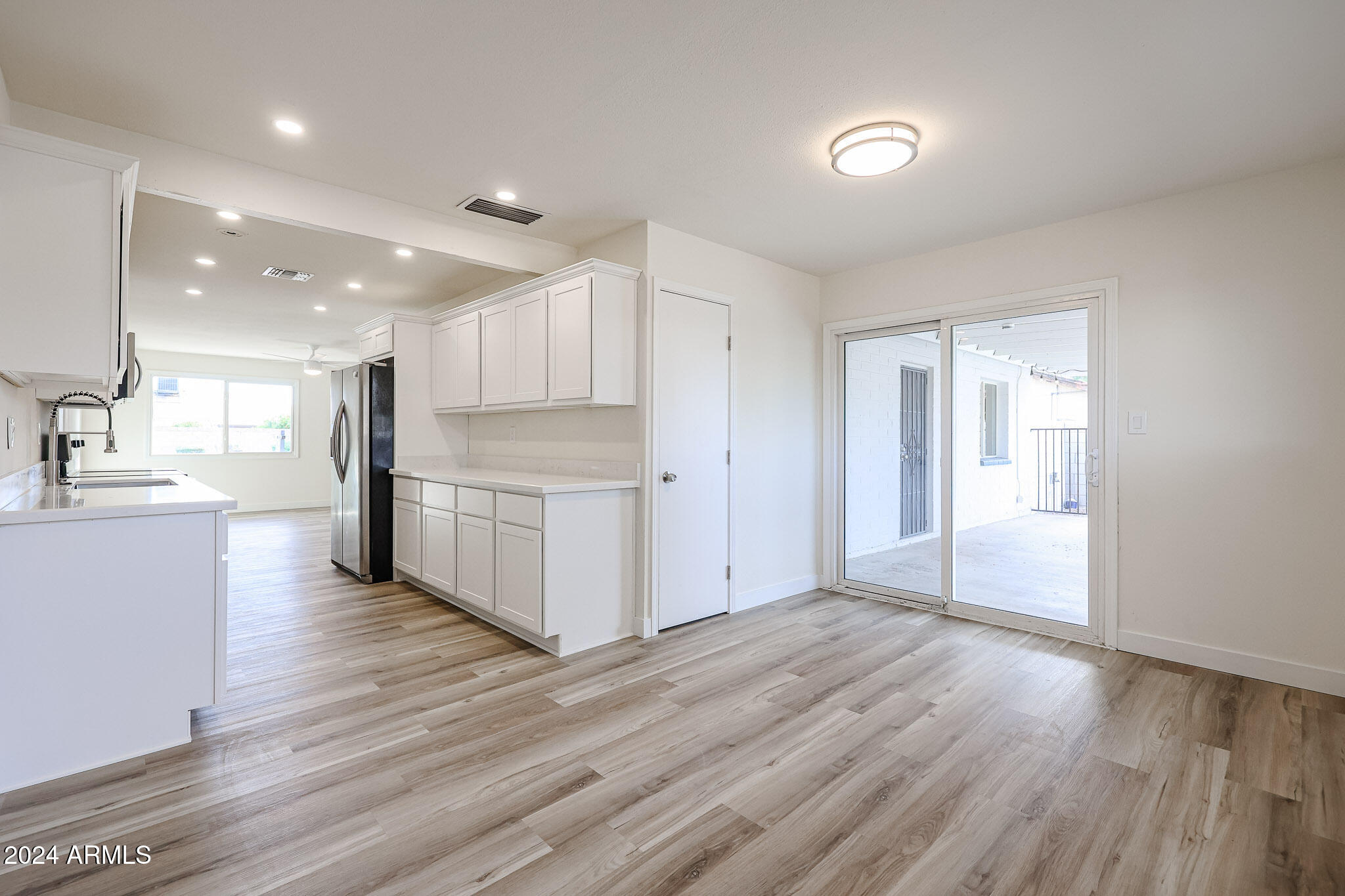 4352 E GROVERS Avenue