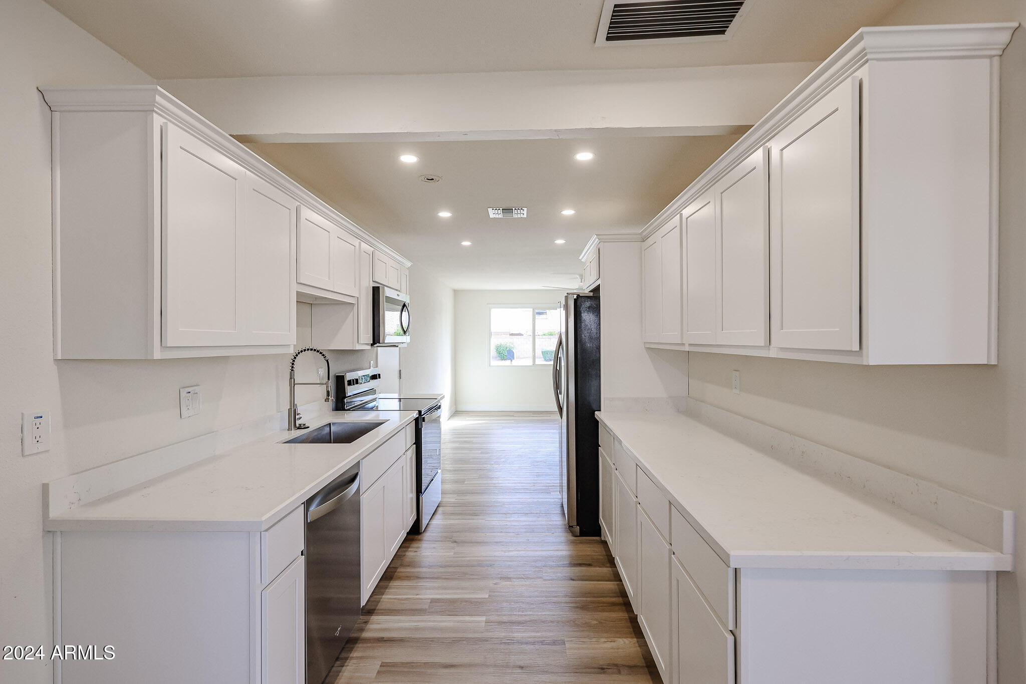 4352 E GROVERS Avenue