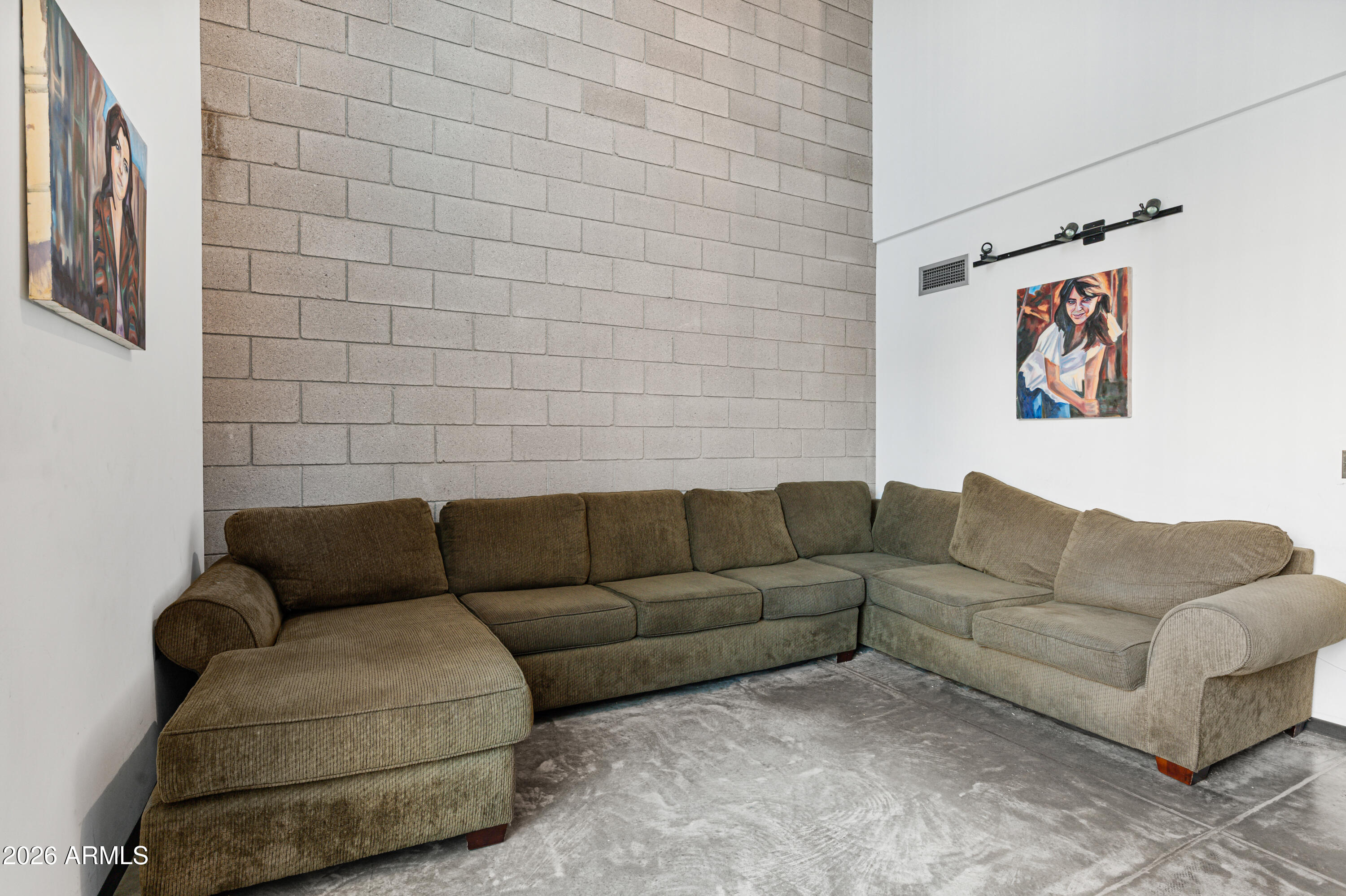 727 E PORTLAND Street 32