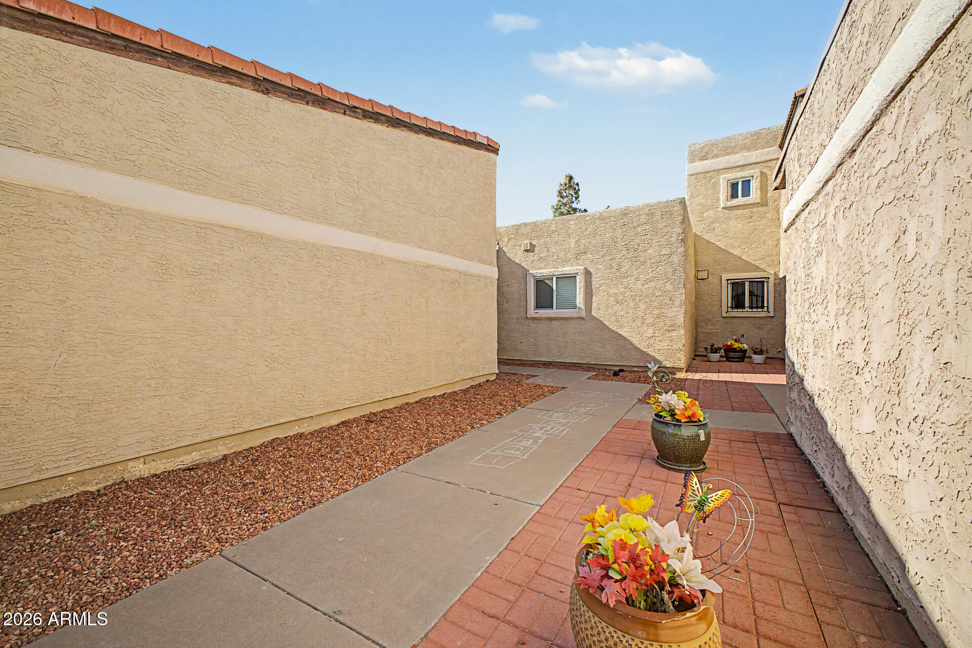 418 E HIDALGO Avenue