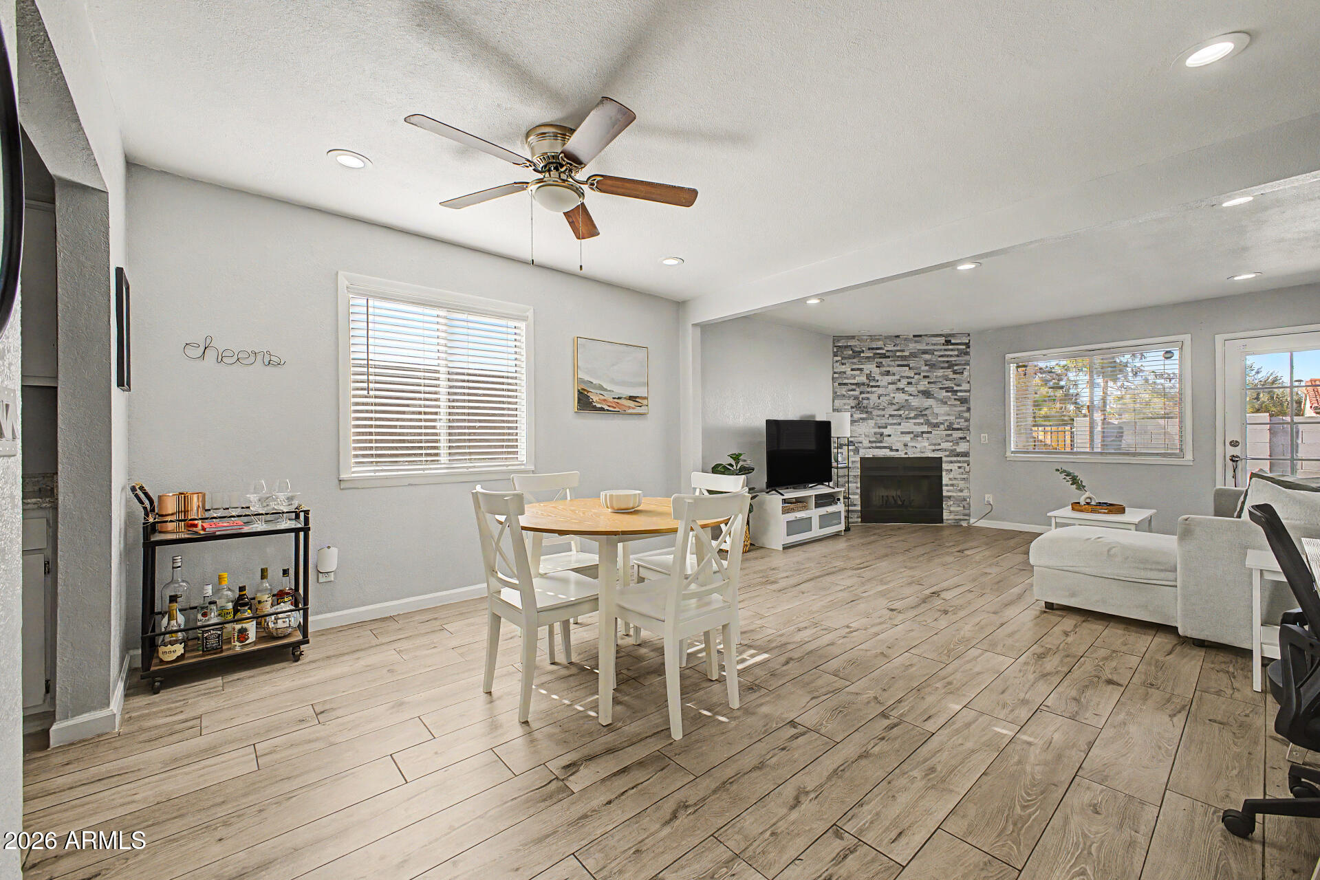 418 E HIDALGO Avenue