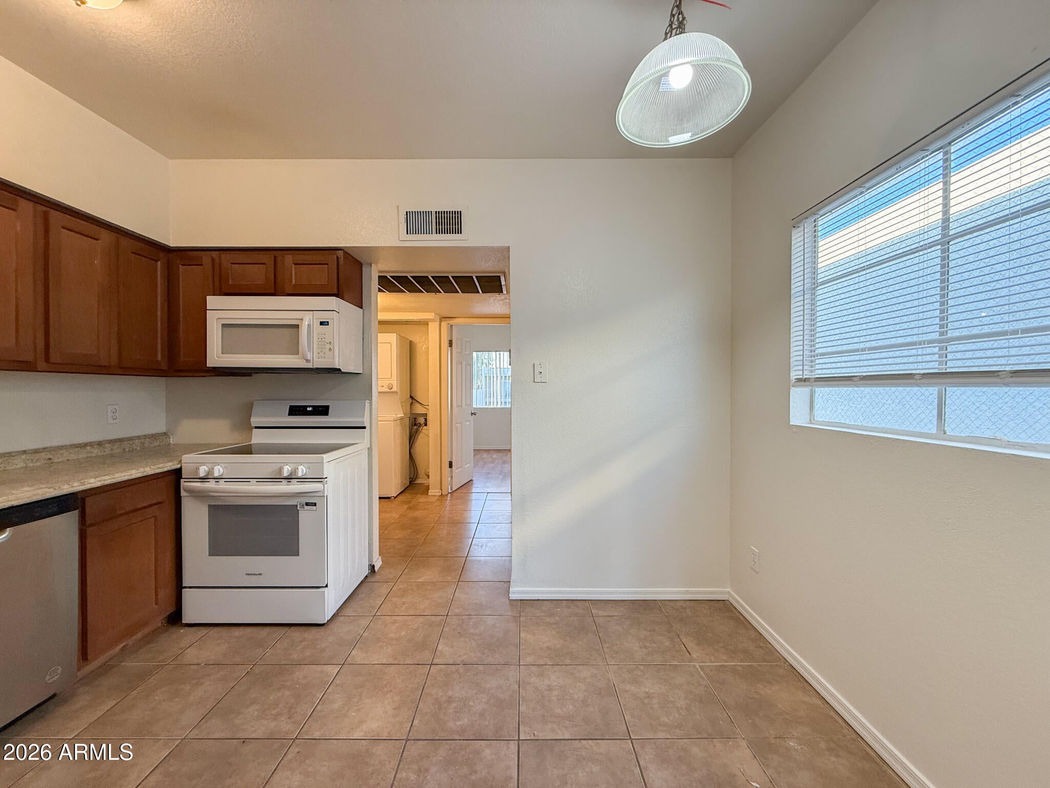 2833 E KATHLEEN Road Apt 203