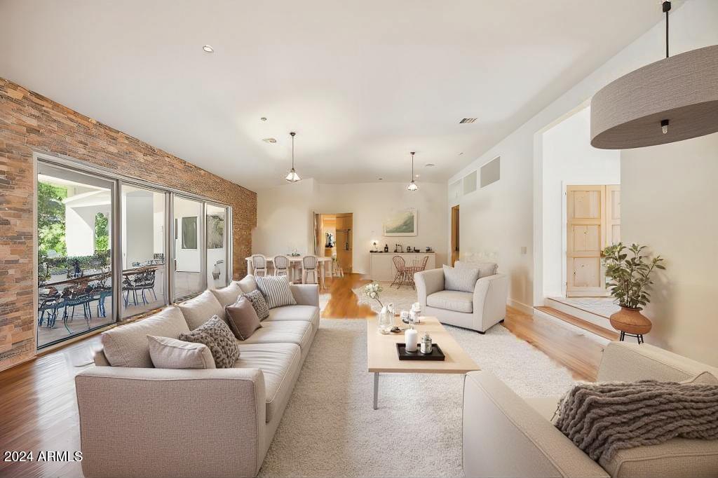 5302 E MERCER Lane