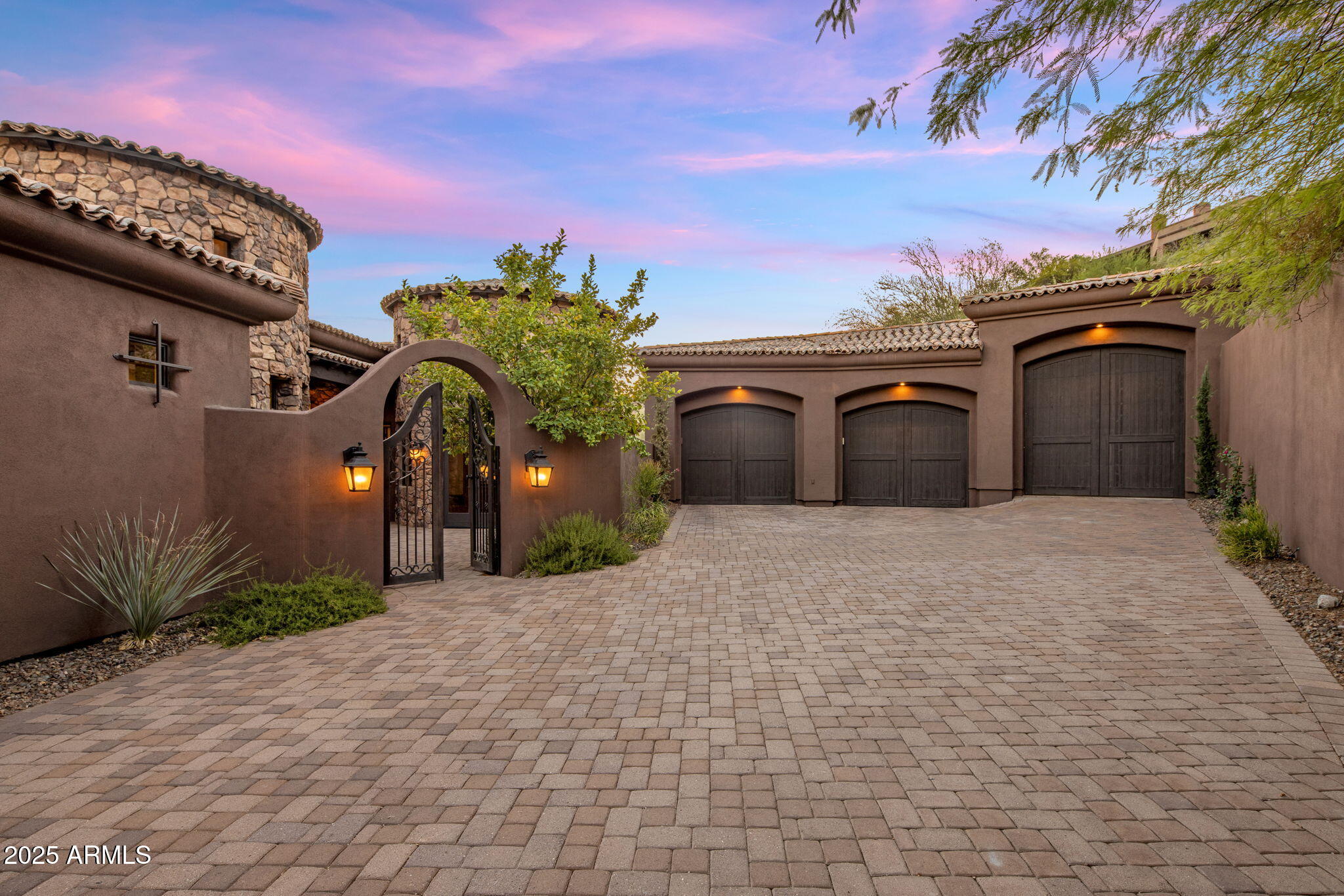 9745 N FOOTHILL Trail