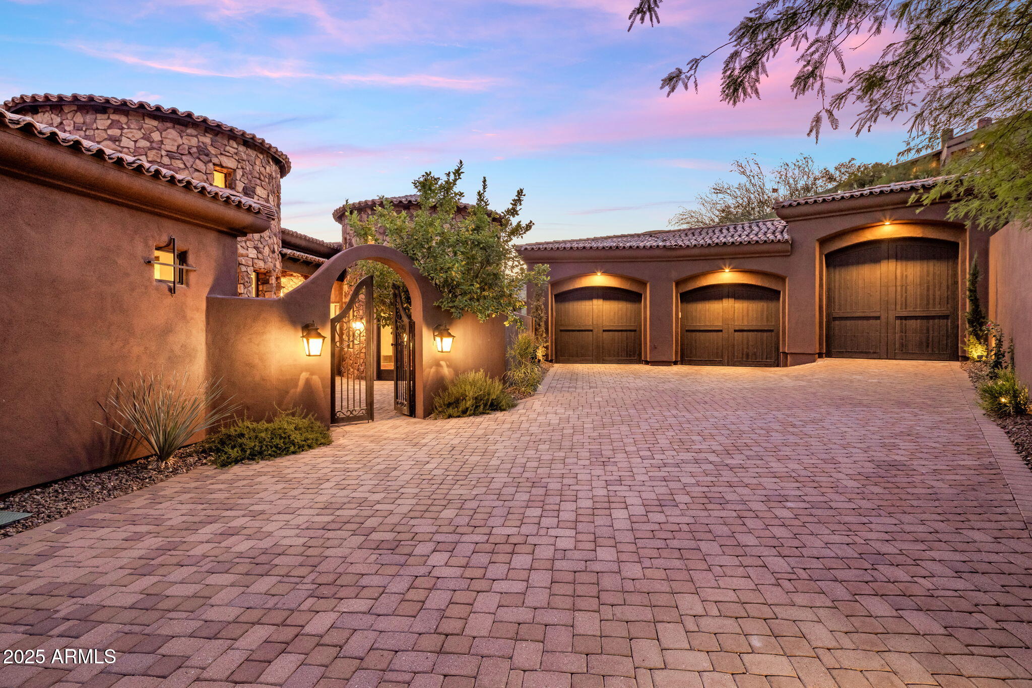 9745 N FOOTHILL Trail