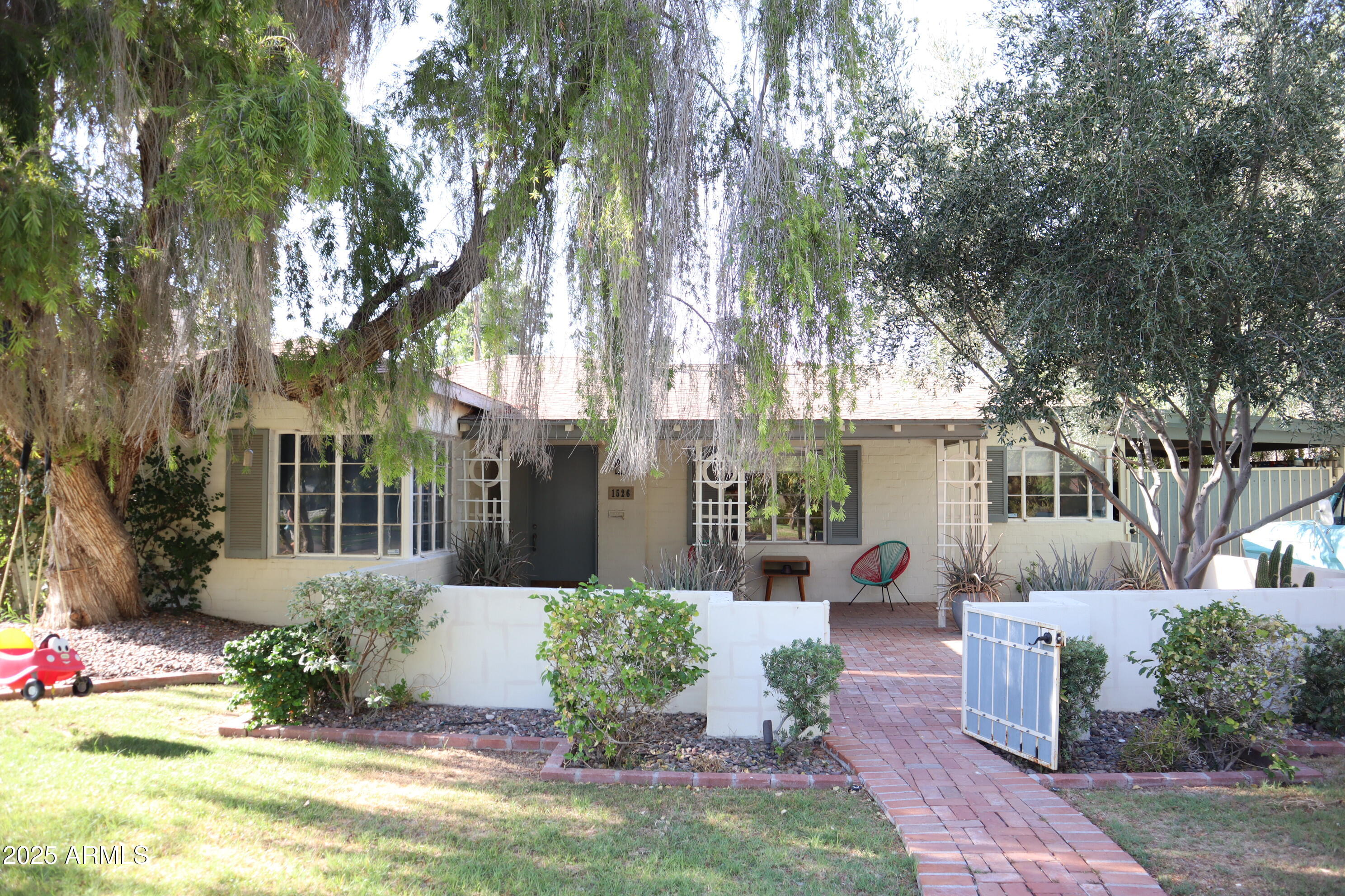 1526 W WILSHIRE Drive
