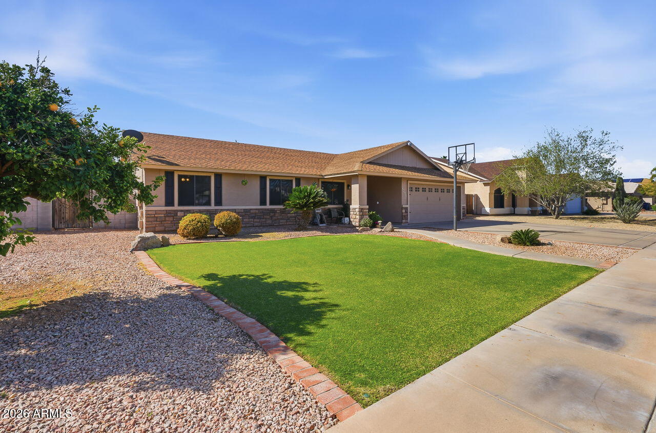 3065 E Leonora Street