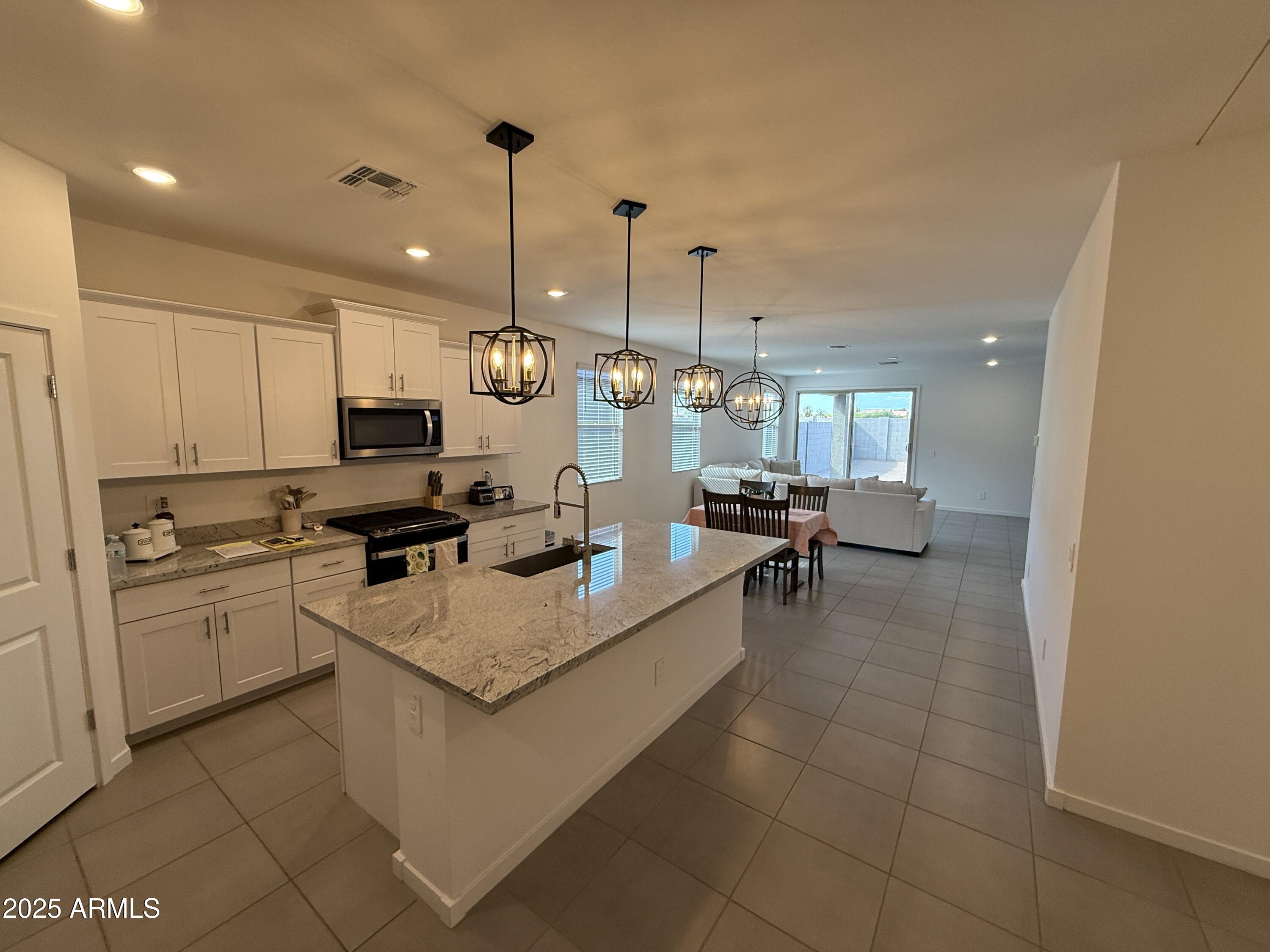 8534 W WARNER Street