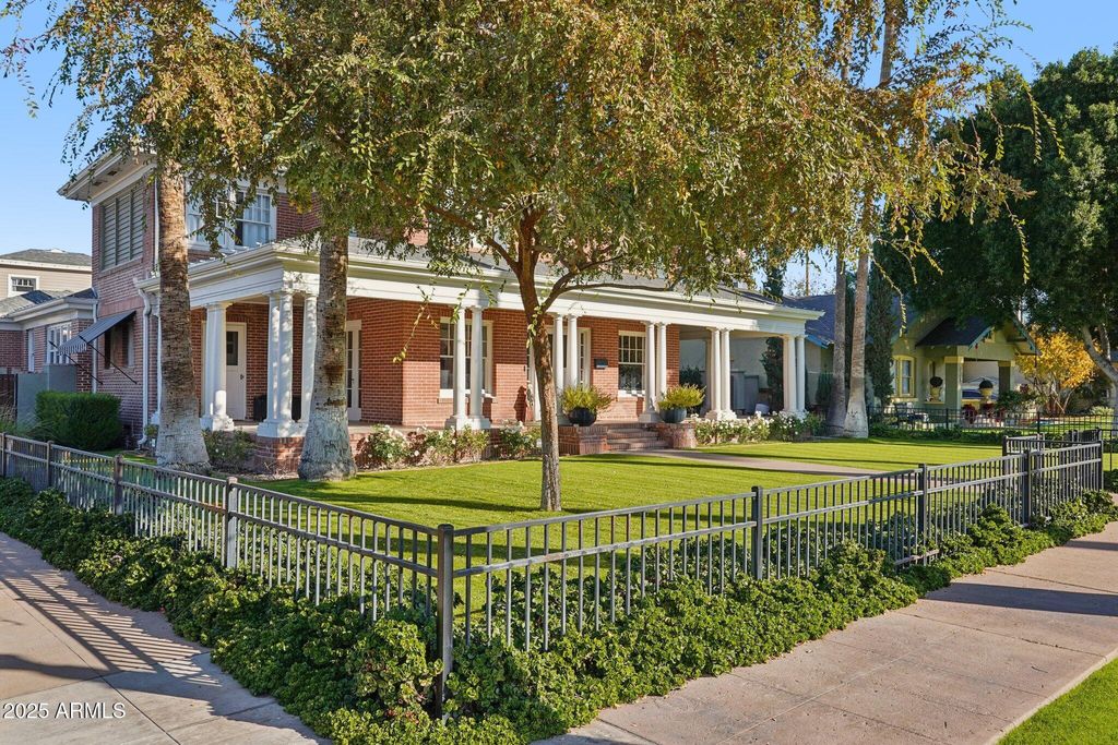 Photo of 344 W Lynwood Street, Phoenix, AZ 85003 (MLS # 6958560)