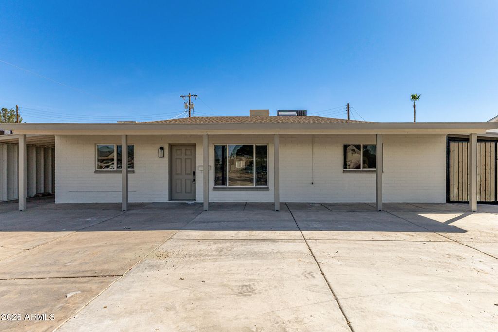 Photo of 335 W Vineyard Road, Phoenix, AZ 85041 (MLS # 7001895)