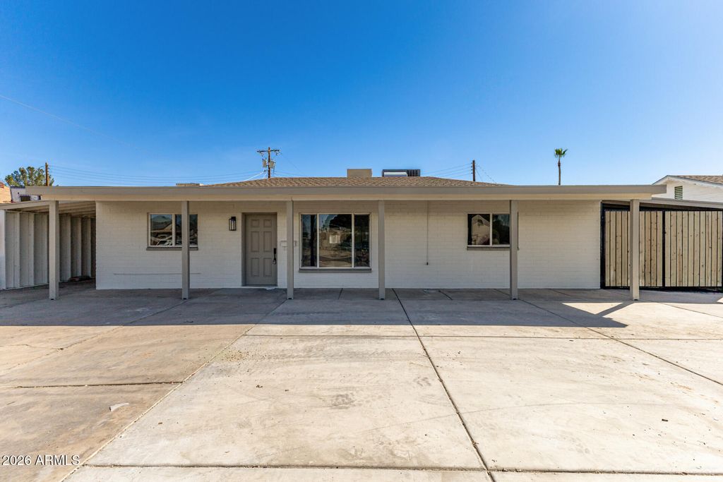 Photo of 335 W Vineyard Road, Phoenix, AZ 85041 (MLS # 7001895)