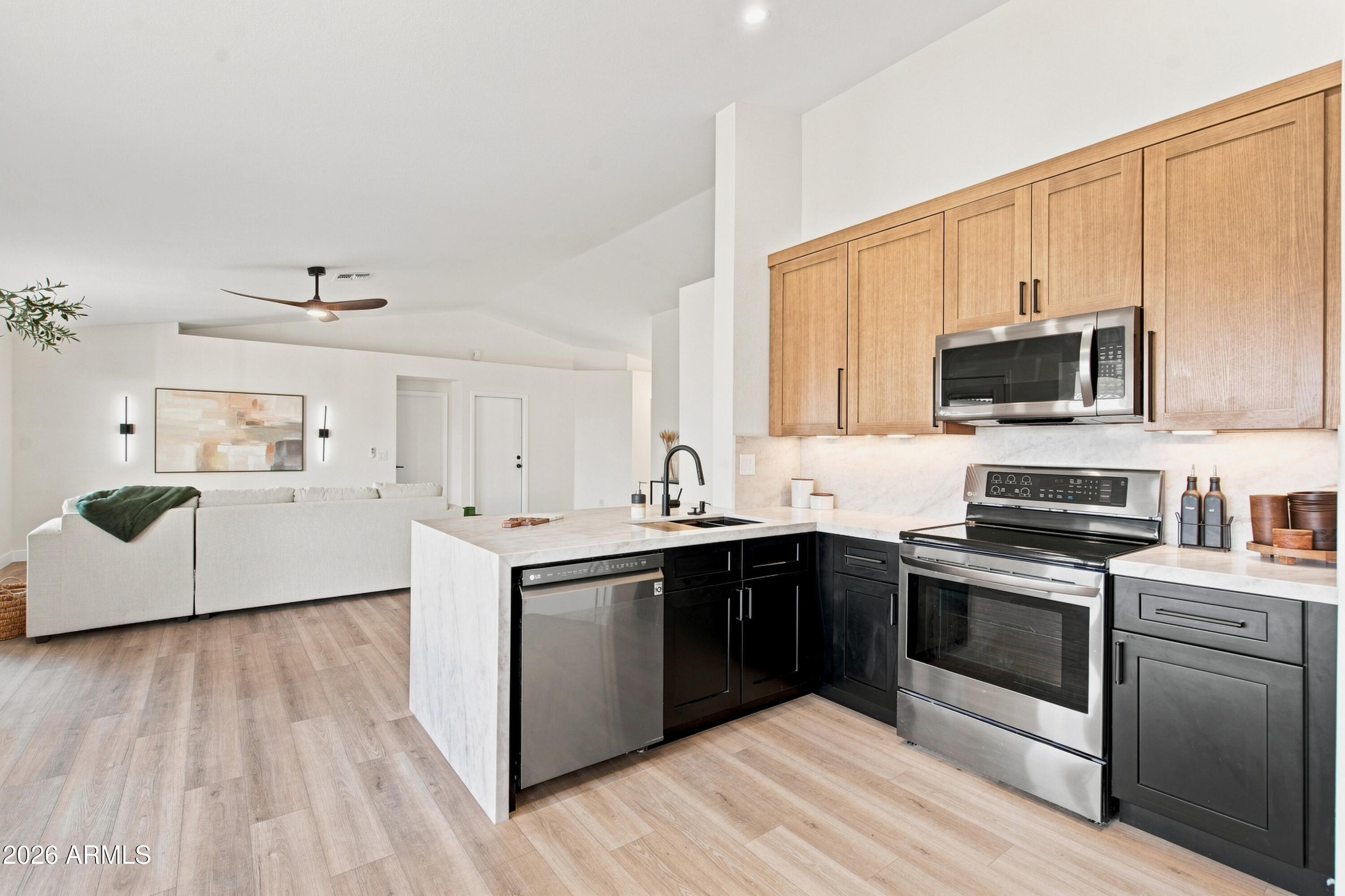 8123 E DES MOINES Street