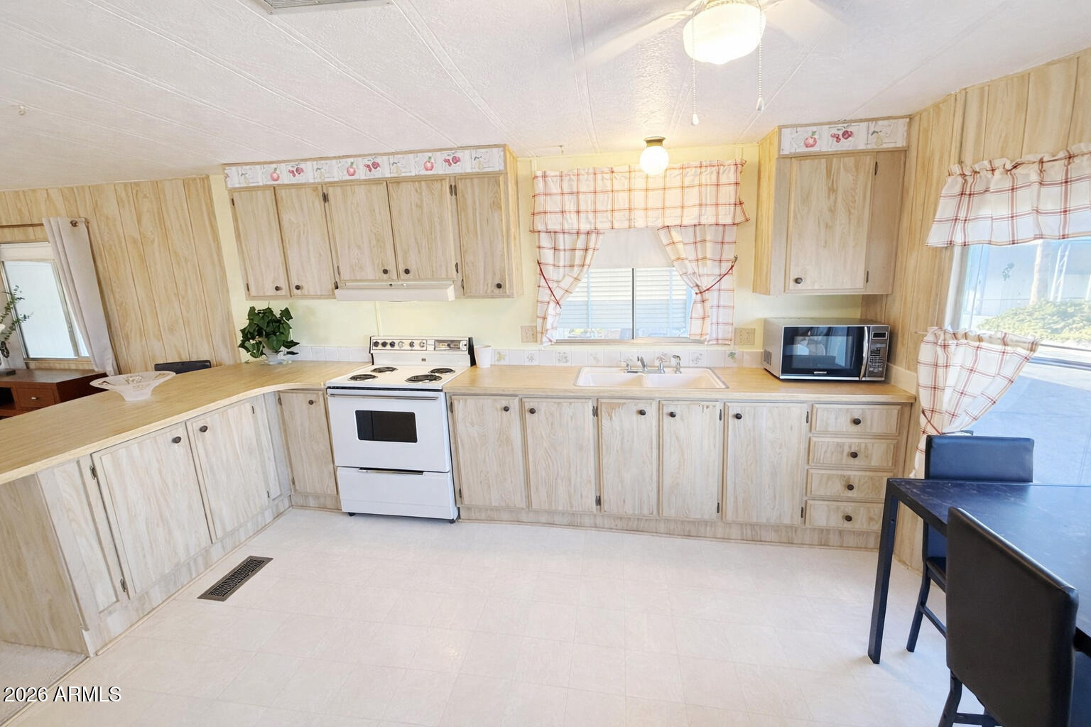 4065 E University Drive 516