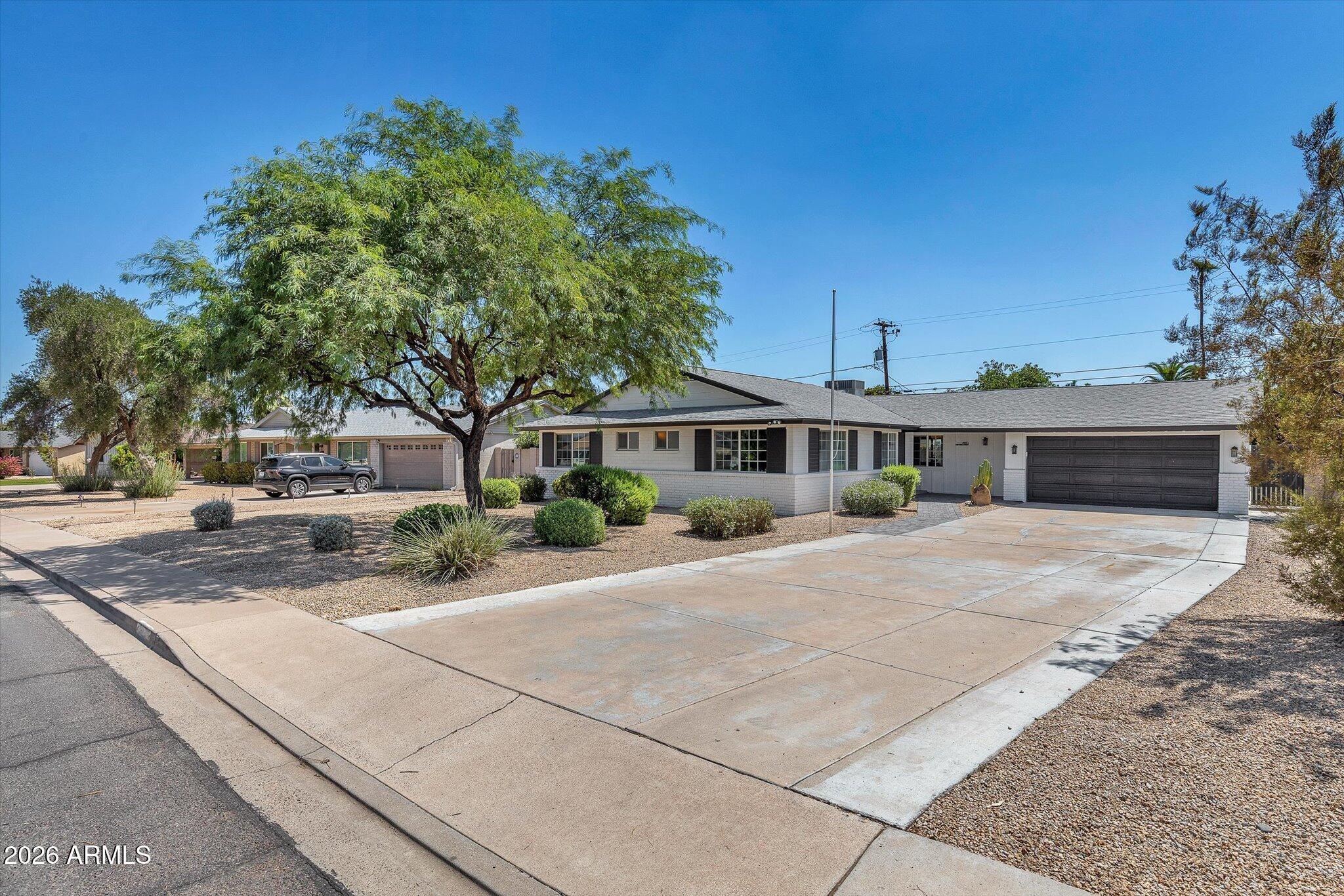 3001 E CHOLLA Street
