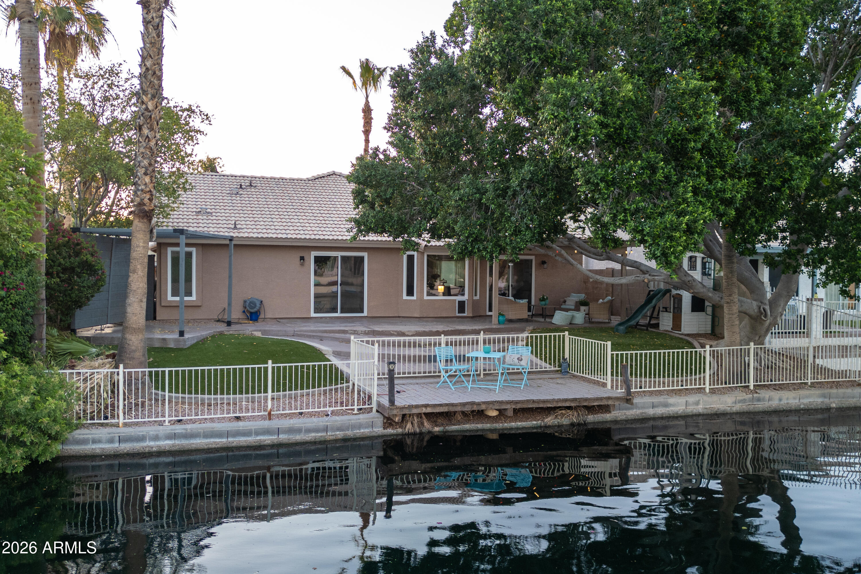 1219 E ARTESIAN Way