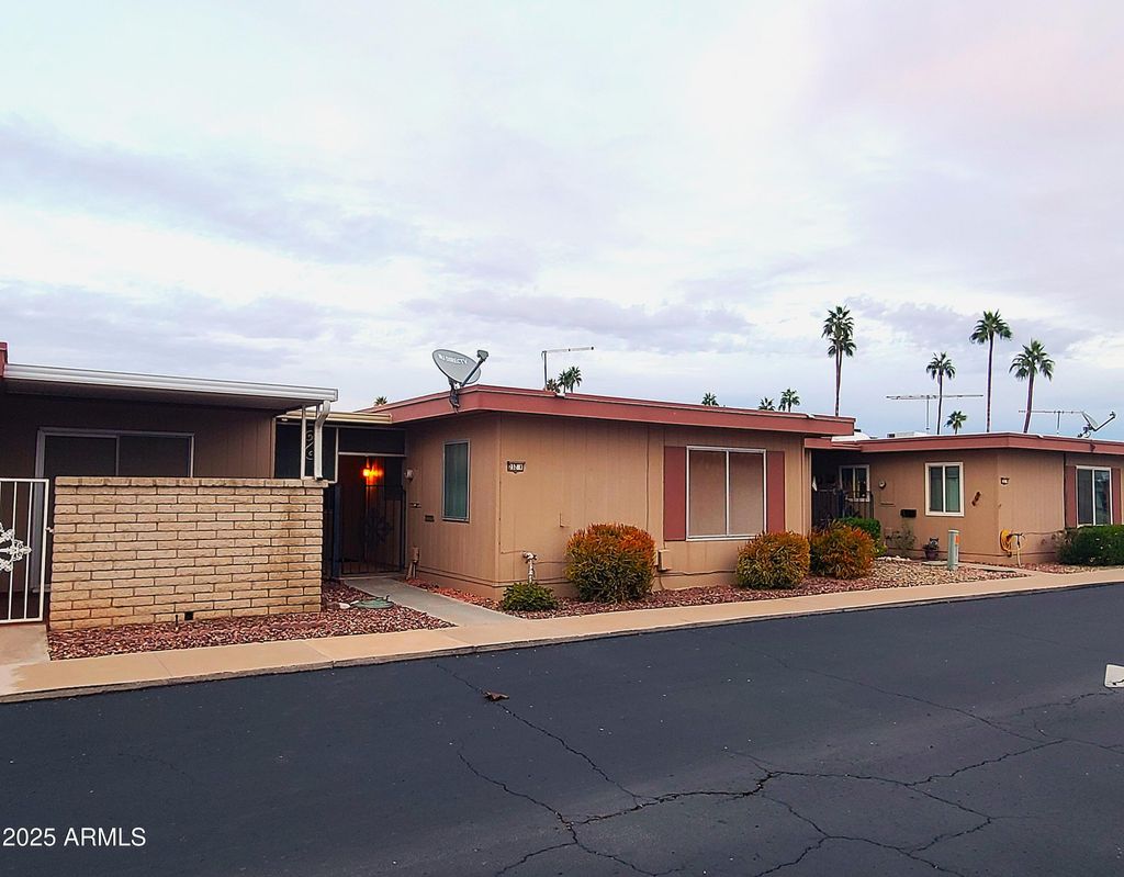 Photo of 13232 N 98th Avenue #E, Sun City, AZ 85351 (MLS # 6950757)