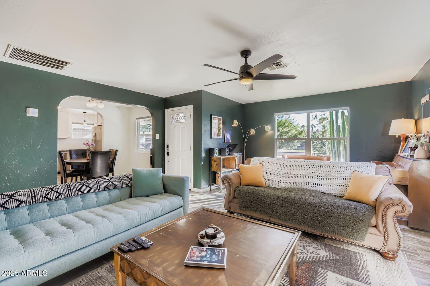 2210 E CAMBRIDGE Avenue