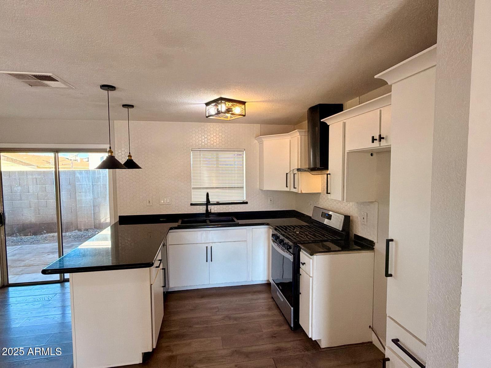 2002 E SAINT ANNE Avenue