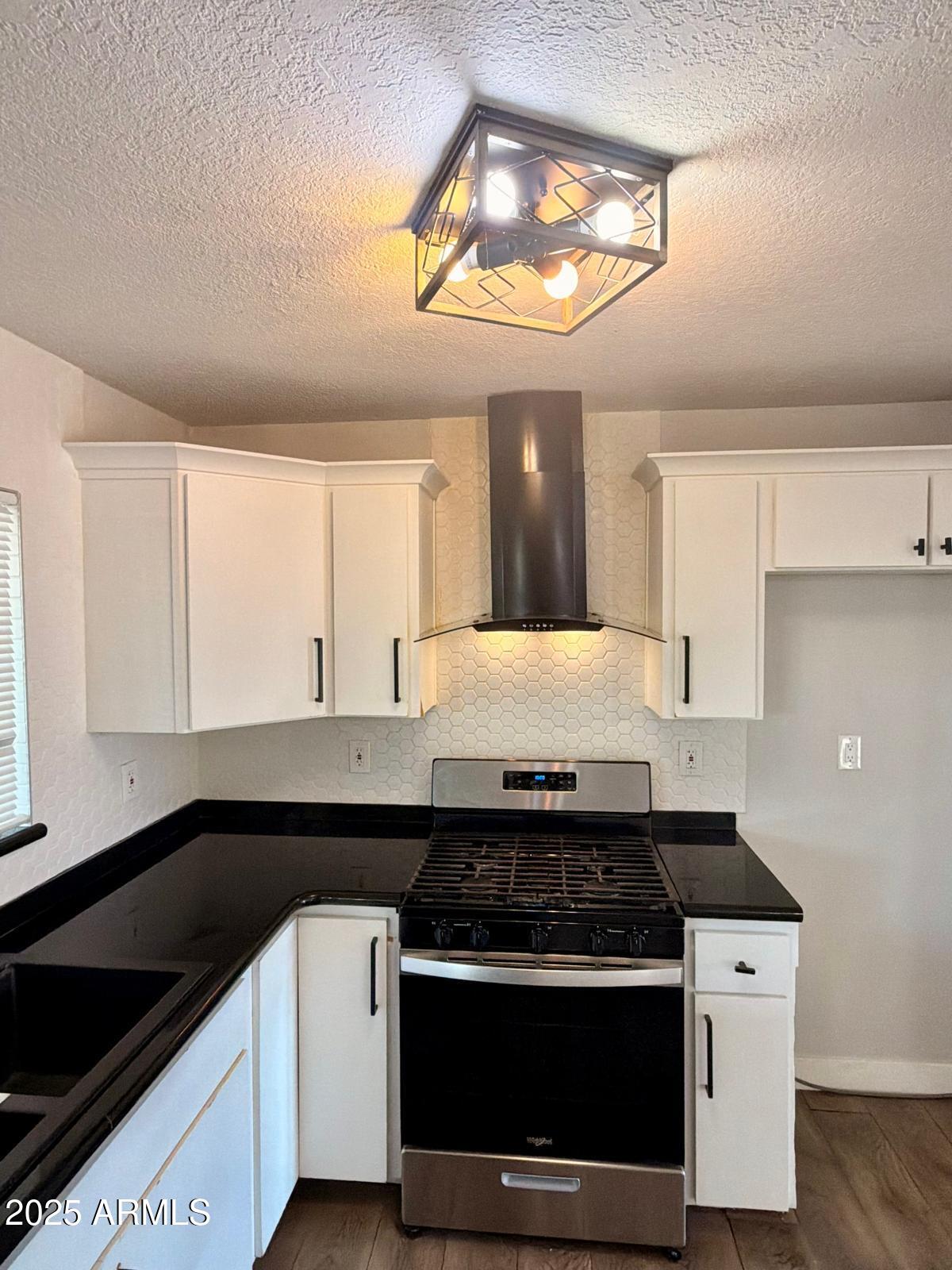 2002 E SAINT ANNE Avenue