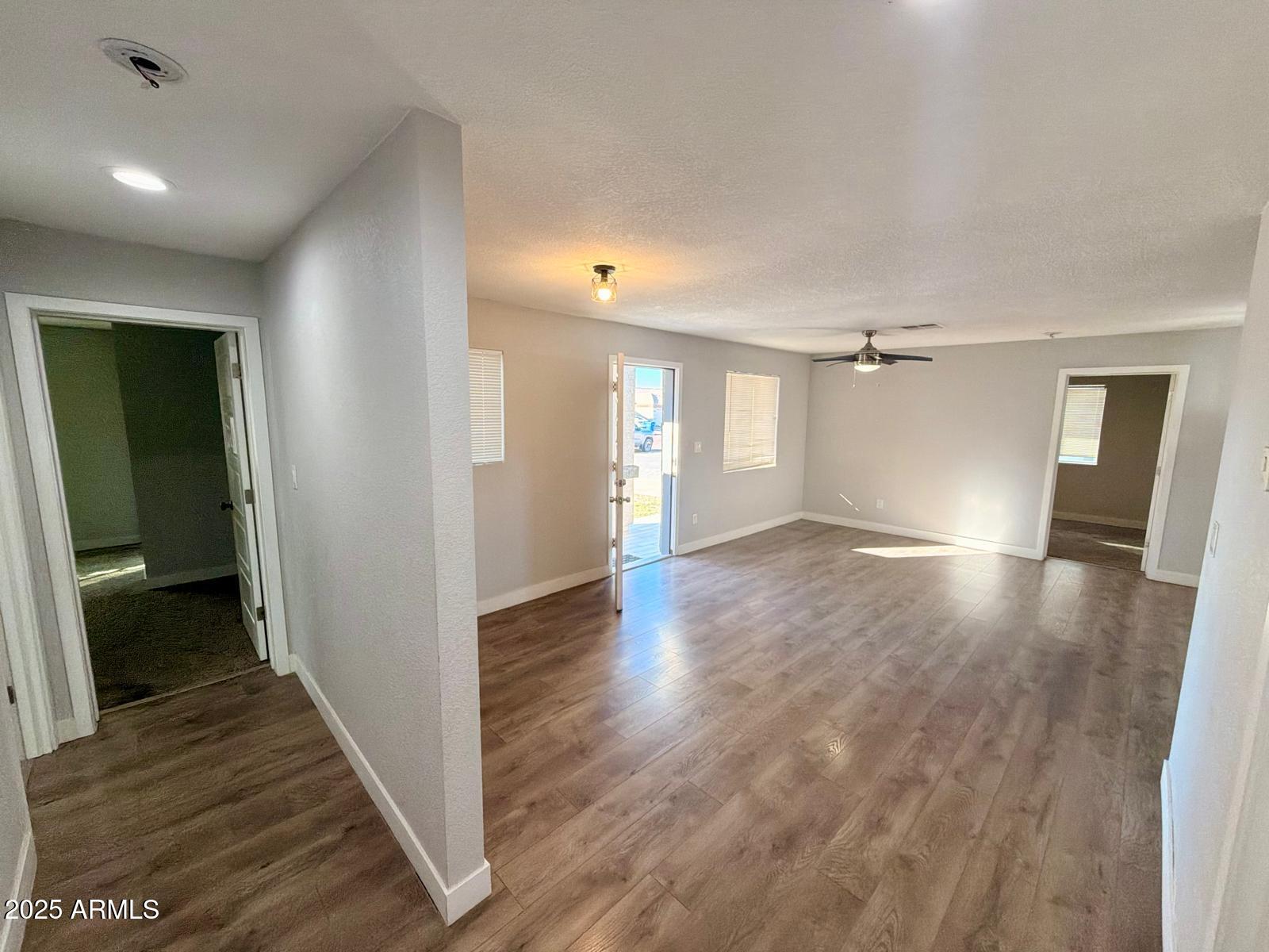 2002 E SAINT ANNE Avenue