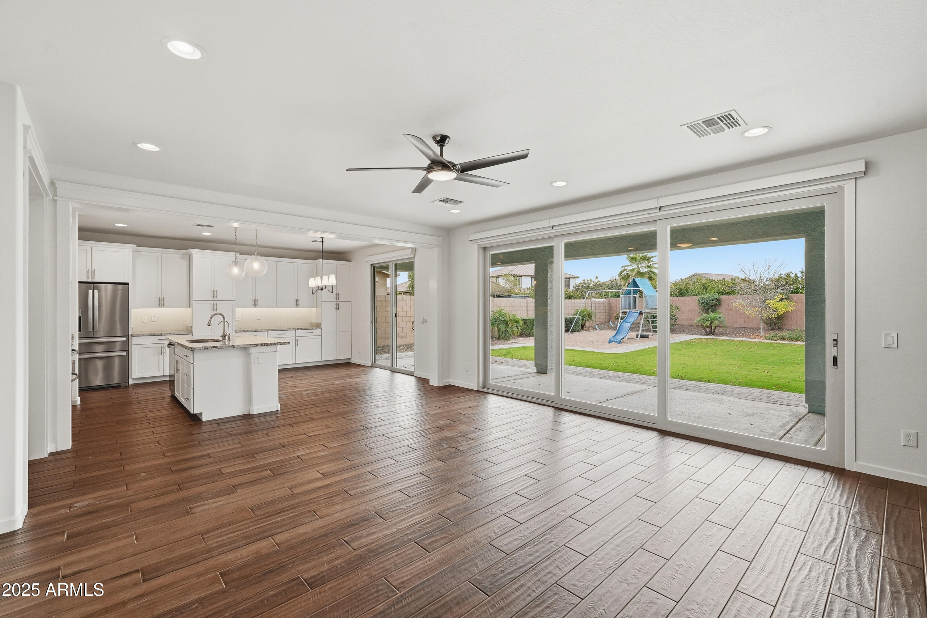 3035 E QUENTON Street