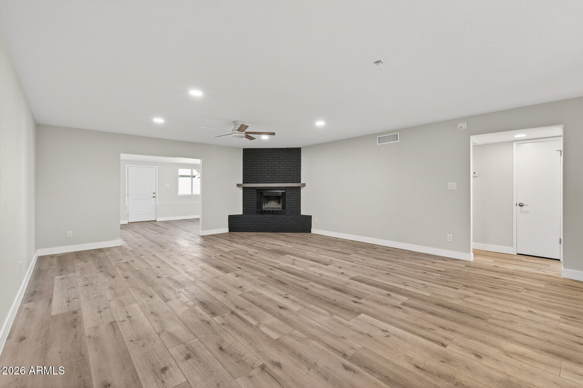 7352 W MEADOWBROOK Avenue