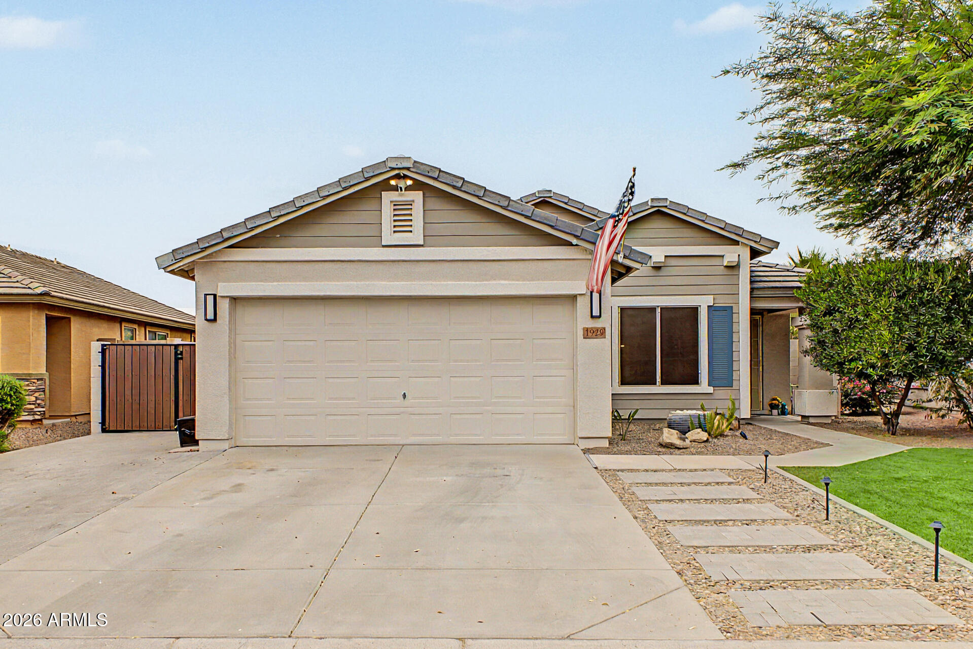 1929 W GOLD MINE Way