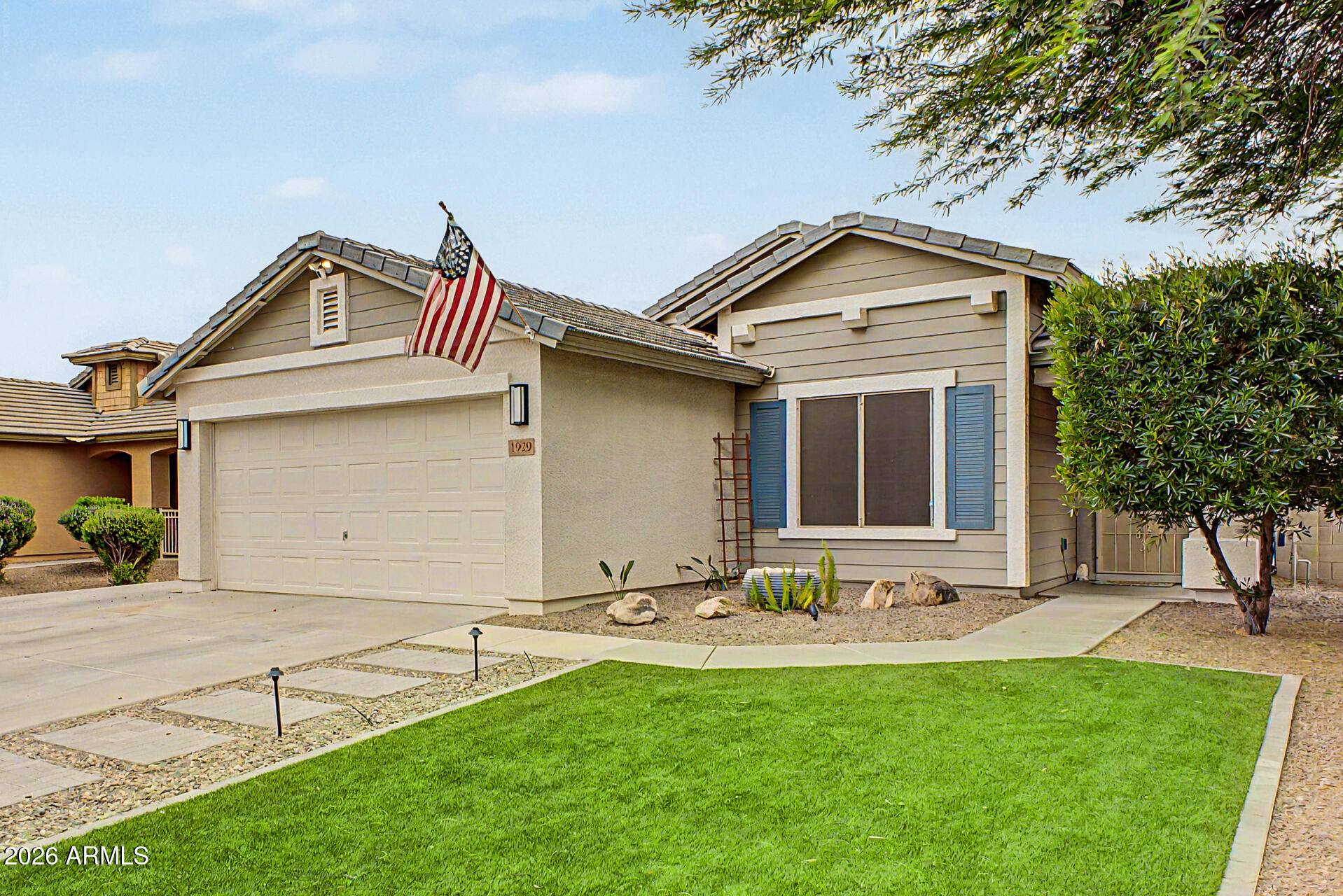 1929 W GOLD MINE Way