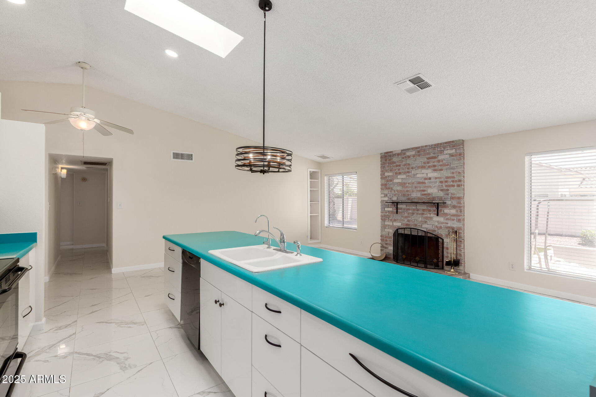 643 W MEDINA Avenue