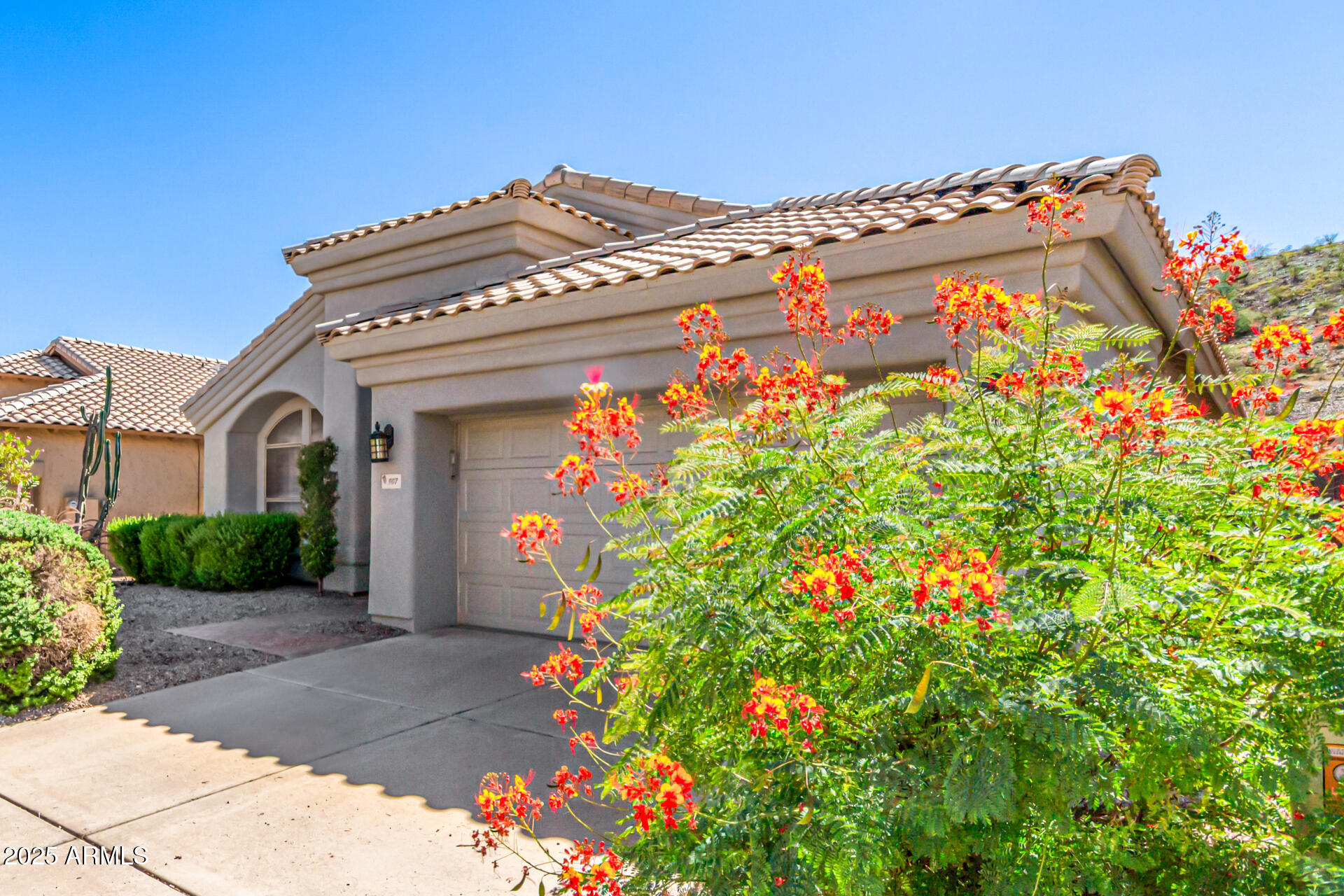 907 E GOLDENROD Street