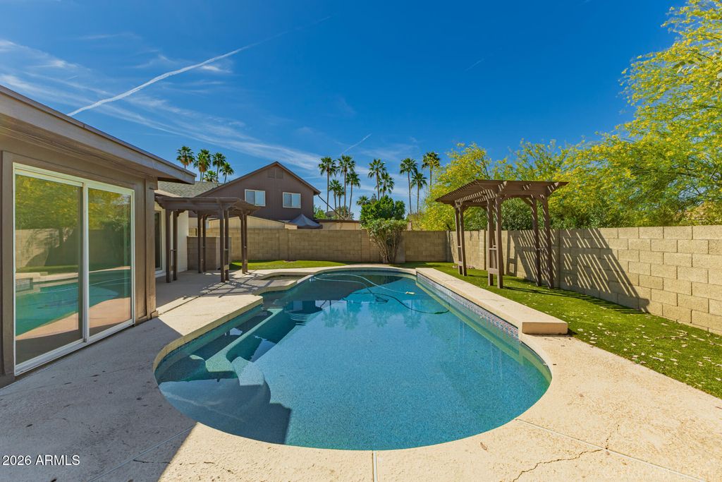 Photo of 2122 S Ash Circle, Mesa, AZ 85202 (MLS # 7000655)