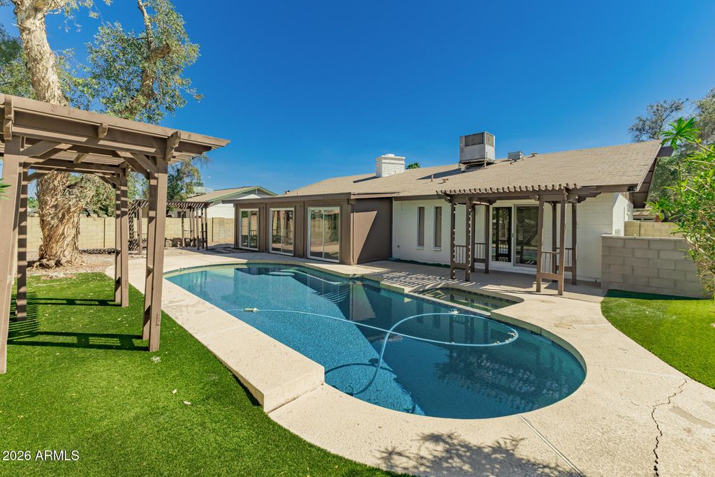 Photo of 2122 S Ash Circle, Mesa, AZ 85202 (MLS # 7000655)