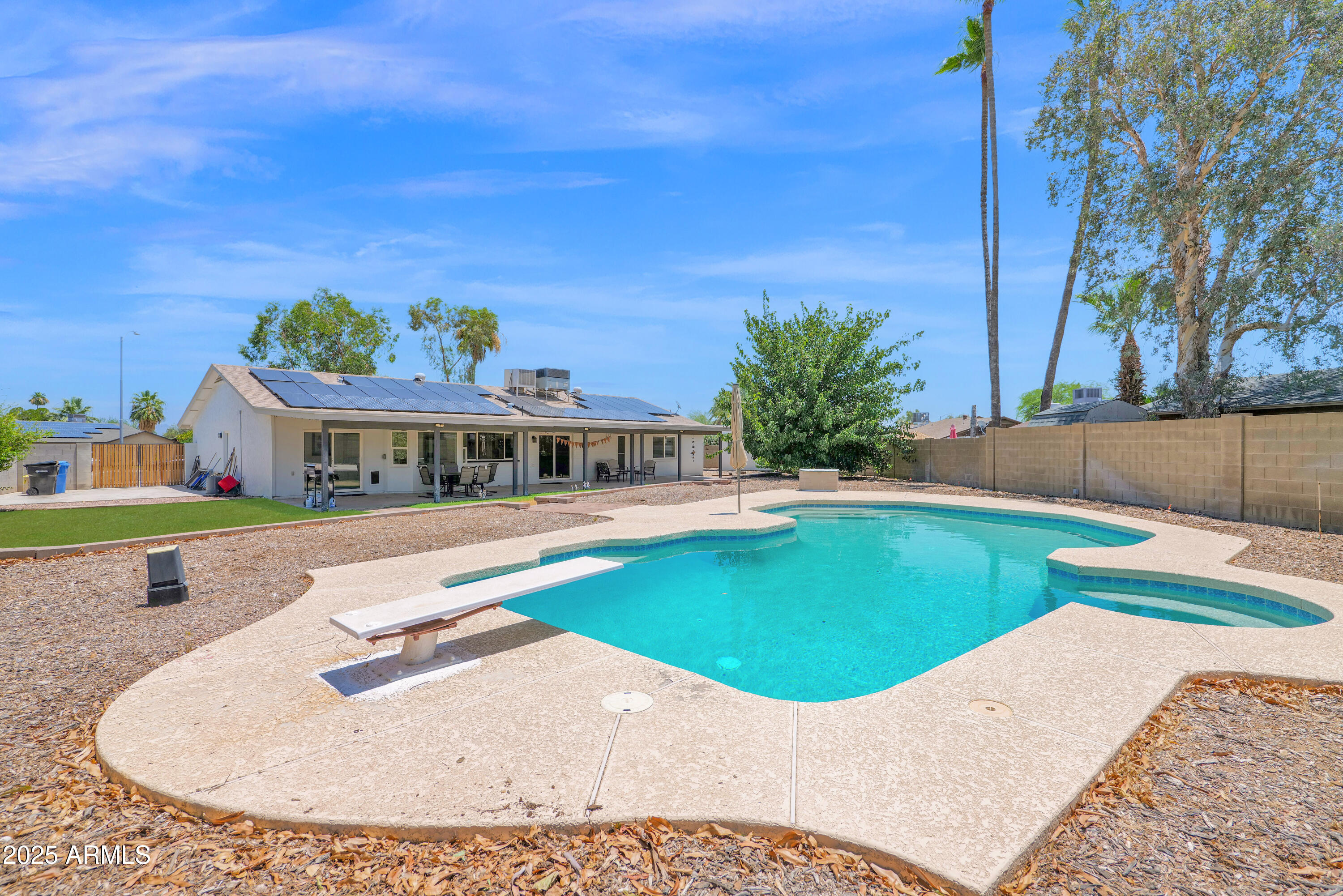 2607 E MERCER Lane