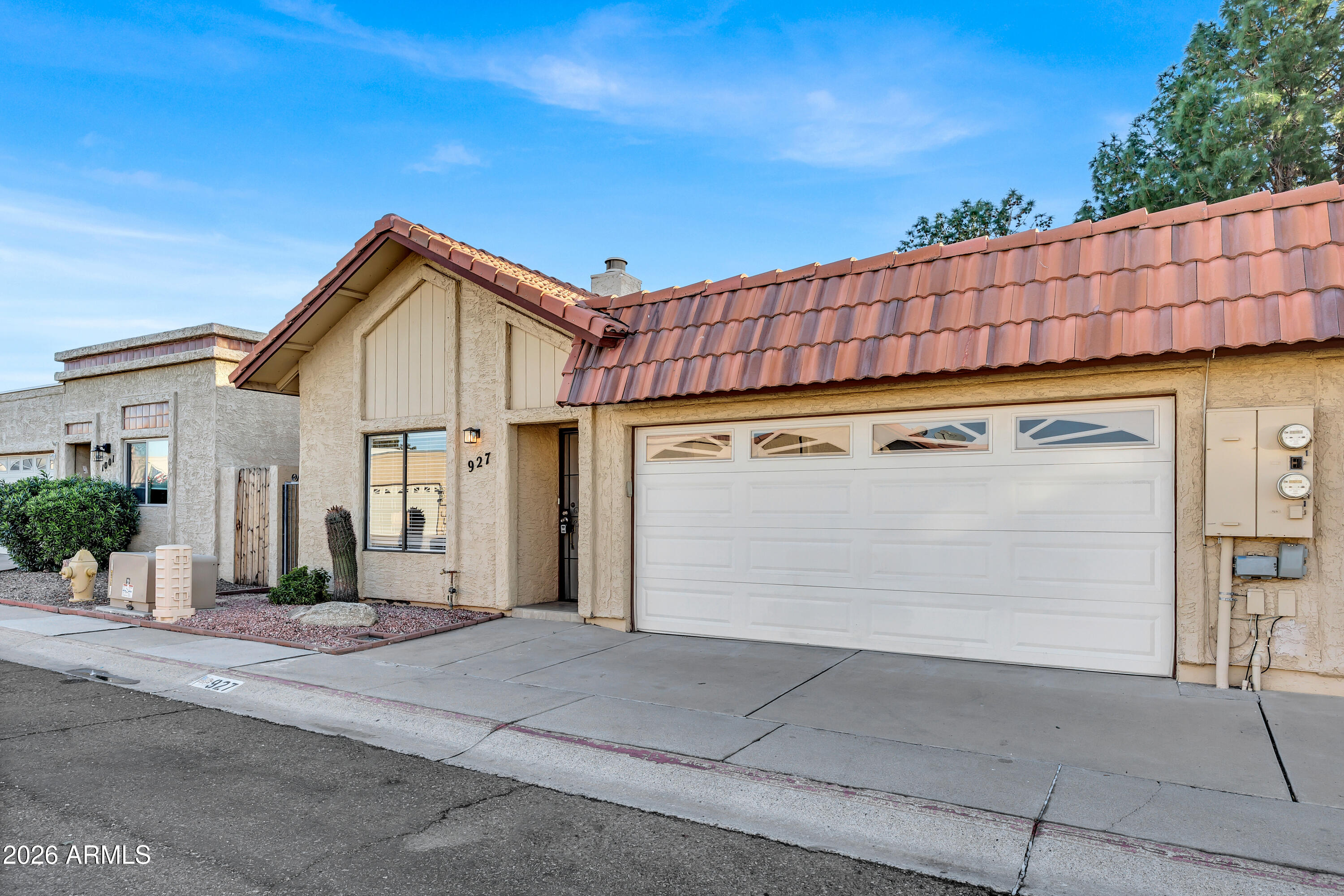 927 E CHARLESTON Avenue