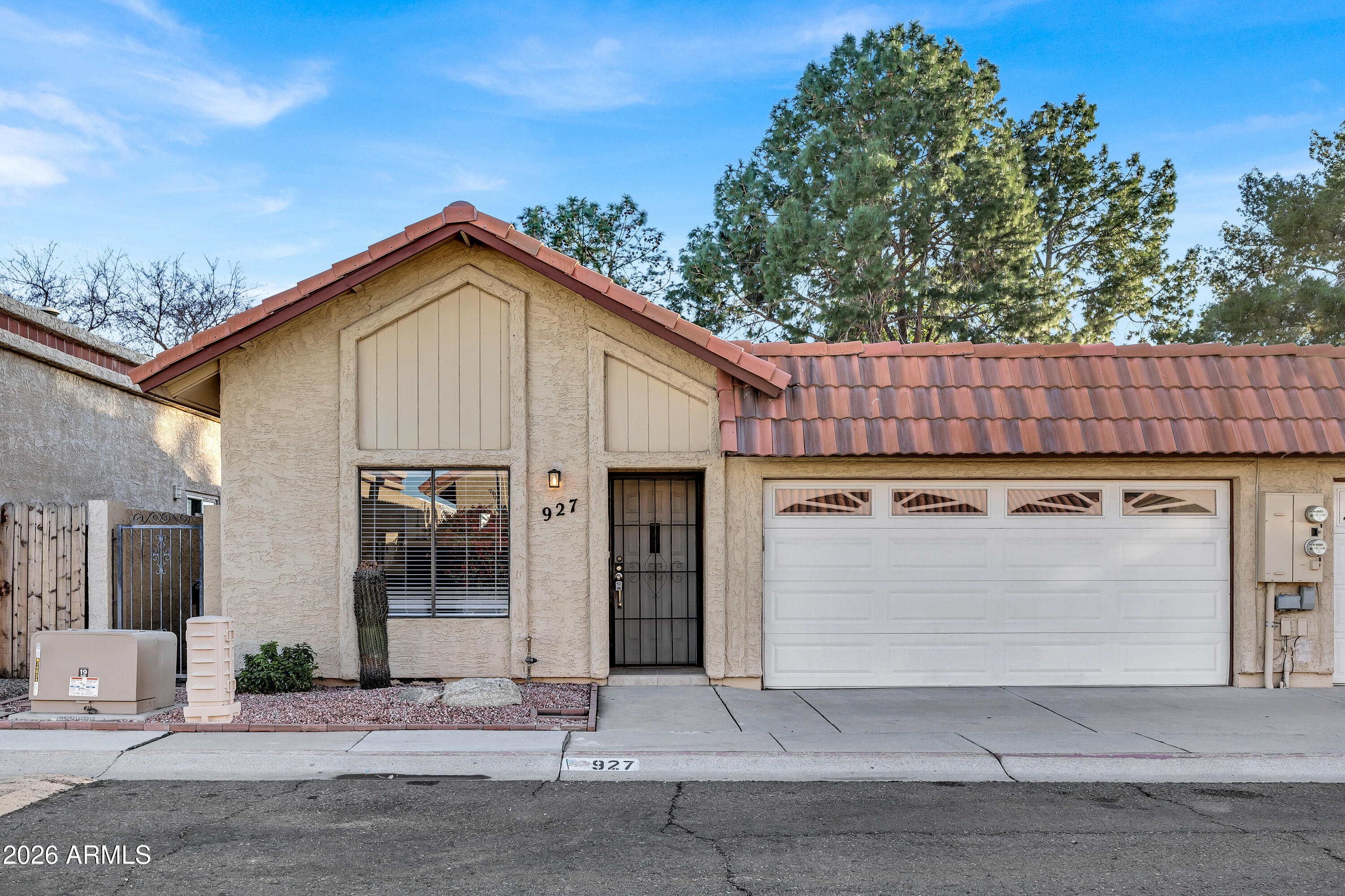 927 E CHARLESTON Avenue