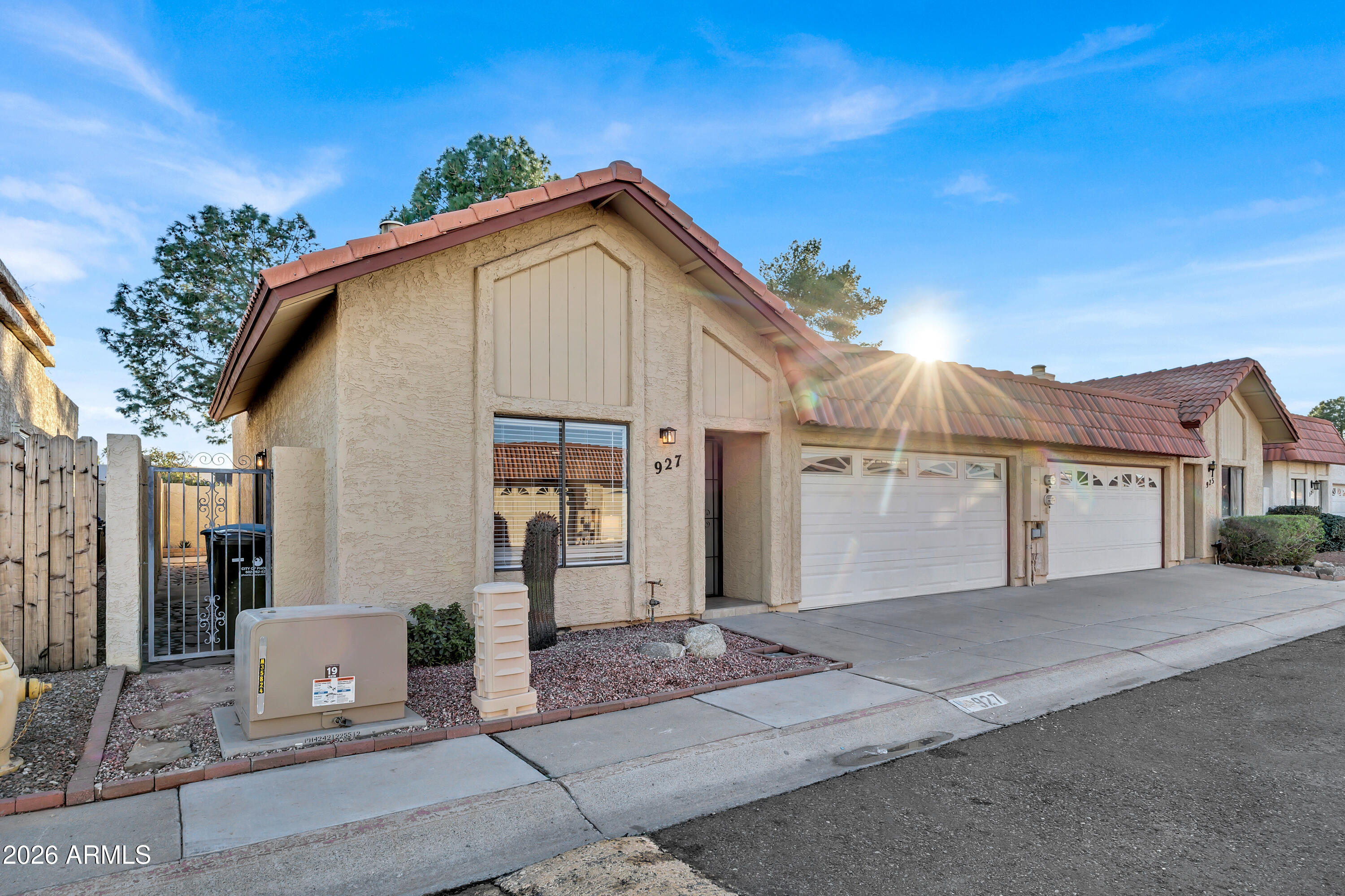 927 E CHARLESTON Avenue