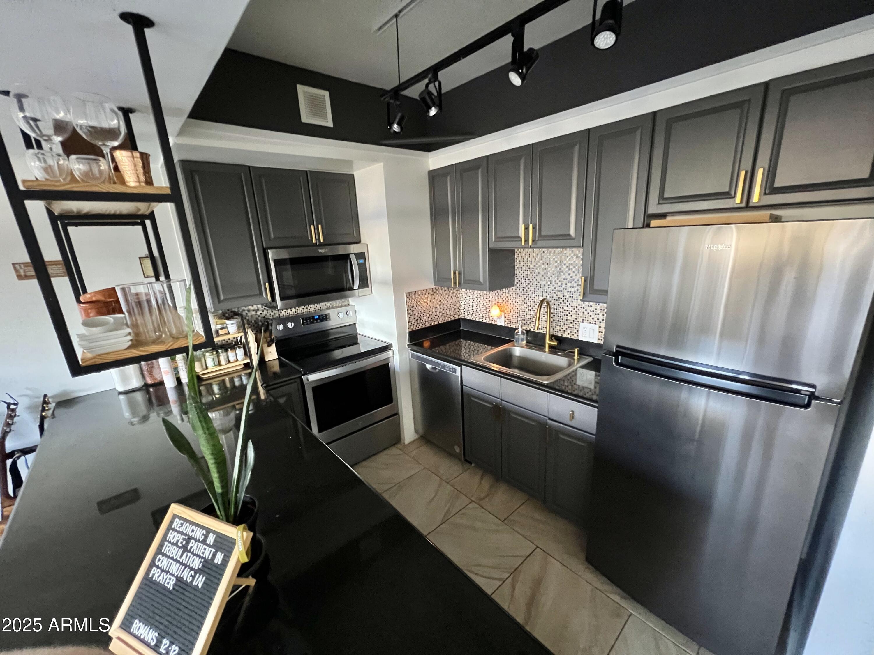 4750 N CENTRAL Avenue 1N