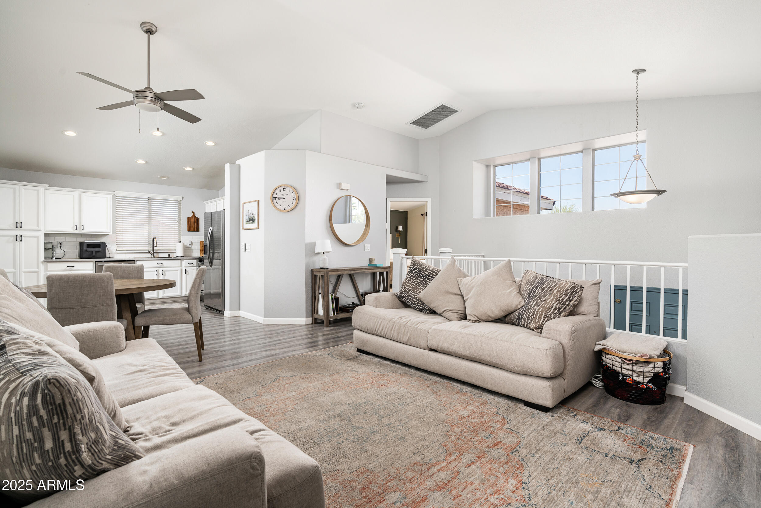 827 W LEAH Lane