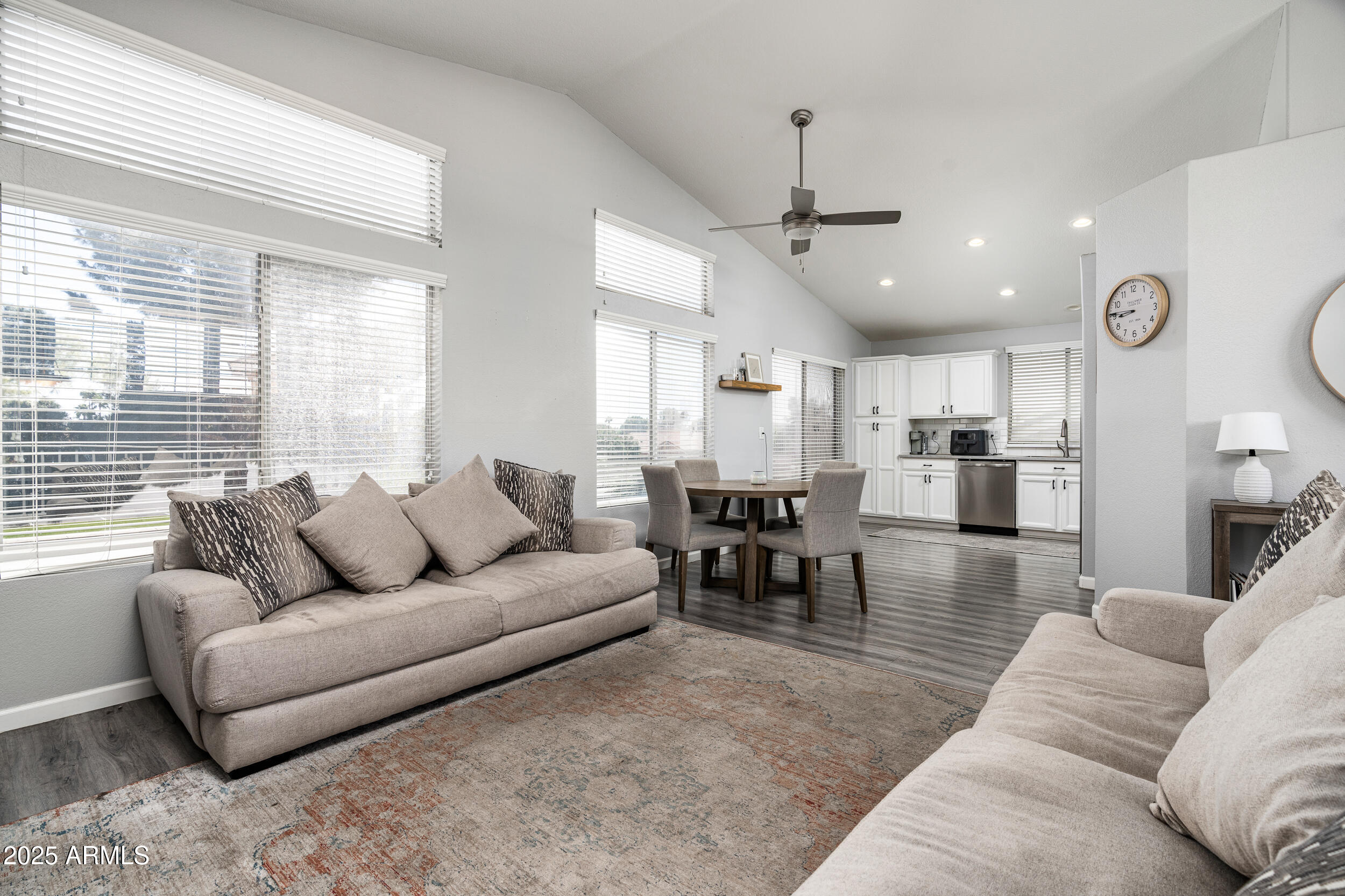 827 W LEAH Lane